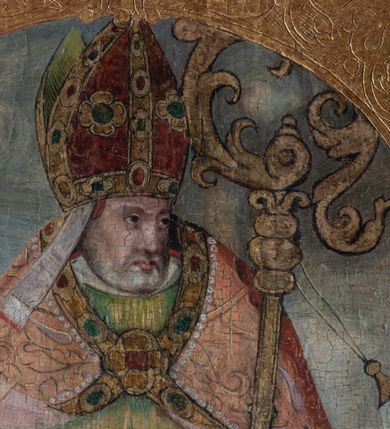 Zdjęcie nr 17: Skrzydło tryptyku w kształcie stojącego prostokąta podzielone na cztery kwatery z przedstawieniami: w lewej górnej „Rozesłanie Apostołów”, w prawej „Męczeństwo św. Urszuli i jej towarzyszek”; w lewej dolnej „Św. Mikołaj”, w prawej „Św. Stanisław”. Kompozycje w kształcie stojących prostokątów zamkniętych łukami półkolistymi wydzielone  złotymi pasami zdobionymi grawerowanym ornamentem. Sceny górne wielopostaciowe, wkomponowane w przestrzeń pejzażu. W scenie Rozesłania Apostołów pośrodku ukazana sylwetka stojącego w otoczeniu uczniów Jezusa w trzech czwartych zwróconego w lewo. W tle pejzaż z rzeką pośród gór. Pierwszy plan drugiej kwatery zajmuje dynamiczna scena męczeństwa świętych dziewic z ukazaną pośrodku klęczącą postacią św. Urszuli ścinanej mieczem. W tle widoczny jest duży statek z pozostałymi niewiastami, atakowanymi przez żołnierzy. Niebo na obrazach jasnobłękitne z różowymi pasmami obłoków. Kolorystyka jasna, szaty w kolorach jasnoróżowym oraz jasnozielonym. Sylwetki świętych biskupów w dolnej części skrzydła ołtarza ukazane są całopostaciowo na tle wzorzystych tkanin – Mikołaj na tle zielonej, Stanisław – czerwonej, w górnej partii obrazów szare, zachmurzone niebo. Święci stoją zwróceni w trzech czwartych w prawo, z głowami zwróconymi ku sobie. Ubrani są w stroje pontyfikalne – długie alby, św. Mikołaj w zielony ornat, św. Stanisław w czerwony, obaj w jasnoróżowe kapy, spięte pod szyją ozdobną klamrą, brązowe rękawiczki  oraz czerwone infuły na głowach. Święty Mikołaj trzyma w prawej ręce księgę z trzema złotymi kulami, w lewej pastorał, św. Stanisław prawą rękę unosi w geście błogosławieństwa, w lewej ma pastorał, u jego stóp sylwetka Piotrowina.  Rama drewniana, profilowana, złocona, zdobiona wicią floralną, na zewnątrz malowana na czerwono.