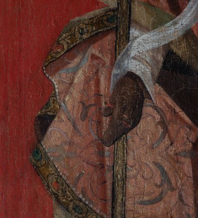 Zdjęcie nr 25: Skrzydło tryptyku w kształcie stojącego prostokąta podzielone na cztery kwatery z przedstawieniami: w lewej górnej „Rozesłanie Apostołów”, w prawej „Męczeństwo św. Urszuli i jej towarzyszek”; w lewej dolnej „Św. Mikołaj”, w prawej „Św. Stanisław”. Kompozycje w kształcie stojących prostokątów zamkniętych łukami półkolistymi wydzielone  złotymi pasami zdobionymi grawerowanym ornamentem. Sceny górne wielopostaciowe, wkomponowane w przestrzeń pejzażu. W scenie Rozesłania Apostołów pośrodku ukazana sylwetka stojącego w otoczeniu uczniów Jezusa w trzech czwartych zwróconego w lewo. W tle pejzaż z rzeką pośród gór. Pierwszy plan drugiej kwatery zajmuje dynamiczna scena męczeństwa świętych dziewic z ukazaną pośrodku klęczącą postacią św. Urszuli ścinanej mieczem. W tle widoczny jest duży statek z pozostałymi niewiastami, atakowanymi przez żołnierzy. Niebo na obrazach jasnobłękitne z różowymi pasmami obłoków. Kolorystyka jasna, szaty w kolorach jasnoróżowym oraz jasnozielonym. Sylwetki świętych biskupów w dolnej części skrzydła ołtarza ukazane są całopostaciowo na tle wzorzystych tkanin – Mikołaj na tle zielonej, Stanisław – czerwonej, w górnej partii obrazów szare, zachmurzone niebo. Święci stoją zwróceni w trzech czwartych w prawo, z głowami zwróconymi ku sobie. Ubrani są w stroje pontyfikalne – długie alby, św. Mikołaj w zielony ornat, św. Stanisław w czerwony, obaj w jasnoróżowe kapy, spięte pod szyją ozdobną klamrą, brązowe rękawiczki  oraz czerwone infuły na głowach. Święty Mikołaj trzyma w prawej ręce księgę z trzema złotymi kulami, w lewej pastorał, św. Stanisław prawą rękę unosi w geście błogosławieństwa, w lewej ma pastorał, u jego stóp sylwetka Piotrowina.  Rama drewniana, profilowana, złocona, zdobiona wicią floralną, na zewnątrz malowana na czerwono.
