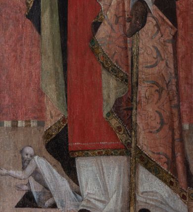 Zdjęcie nr 26: Skrzydło tryptyku w kształcie stojącego prostokąta podzielone na cztery kwatery z przedstawieniami: w lewej górnej „Rozesłanie Apostołów”, w prawej „Męczeństwo św. Urszuli i jej towarzyszek”; w lewej dolnej „Św. Mikołaj”, w prawej „Św. Stanisław”. Kompozycje w kształcie stojących prostokątów zamkniętych łukami półkolistymi wydzielone  złotymi pasami zdobionymi grawerowanym ornamentem. Sceny górne wielopostaciowe, wkomponowane w przestrzeń pejzażu. W scenie Rozesłania Apostołów pośrodku ukazana sylwetka stojącego w otoczeniu uczniów Jezusa w trzech czwartych zwróconego w lewo. W tle pejzaż z rzeką pośród gór. Pierwszy plan drugiej kwatery zajmuje dynamiczna scena męczeństwa świętych dziewic z ukazaną pośrodku klęczącą postacią św. Urszuli ścinanej mieczem. W tle widoczny jest duży statek z pozostałymi niewiastami, atakowanymi przez żołnierzy. Niebo na obrazach jasnobłękitne z różowymi pasmami obłoków. Kolorystyka jasna, szaty w kolorach jasnoróżowym oraz jasnozielonym. Sylwetki świętych biskupów w dolnej części skrzydła ołtarza ukazane są całopostaciowo na tle wzorzystych tkanin – Mikołaj na tle zielonej, Stanisław – czerwonej, w górnej partii obrazów szare, zachmurzone niebo. Święci stoją zwróceni w trzech czwartych w prawo, z głowami zwróconymi ku sobie. Ubrani są w stroje pontyfikalne – długie alby, św. Mikołaj w zielony ornat, św. Stanisław w czerwony, obaj w jasnoróżowe kapy, spięte pod szyją ozdobną klamrą, brązowe rękawiczki  oraz czerwone infuły na głowach. Święty Mikołaj trzyma w prawej ręce księgę z trzema złotymi kulami, w lewej pastorał, św. Stanisław prawą rękę unosi w geście błogosławieństwa, w lewej ma pastorał, u jego stóp sylwetka Piotrowina.  Rama drewniana, profilowana, złocona, zdobiona wicią floralną, na zewnątrz malowana na czerwono.