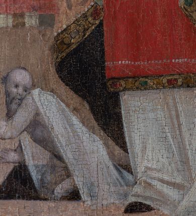 Zdjęcie nr 27: Skrzydło tryptyku w kształcie stojącego prostokąta podzielone na cztery kwatery z przedstawieniami: w lewej górnej „Rozesłanie Apostołów”, w prawej „Męczeństwo św. Urszuli i jej towarzyszek”; w lewej dolnej „Św. Mikołaj”, w prawej „Św. Stanisław”. Kompozycje w kształcie stojących prostokątów zamkniętych łukami półkolistymi wydzielone  złotymi pasami zdobionymi grawerowanym ornamentem. Sceny górne wielopostaciowe, wkomponowane w przestrzeń pejzażu. W scenie Rozesłania Apostołów pośrodku ukazana sylwetka stojącego w otoczeniu uczniów Jezusa w trzech czwartych zwróconego w lewo. W tle pejzaż z rzeką pośród gór. Pierwszy plan drugiej kwatery zajmuje dynamiczna scena męczeństwa świętych dziewic z ukazaną pośrodku klęczącą postacią św. Urszuli ścinanej mieczem. W tle widoczny jest duży statek z pozostałymi niewiastami, atakowanymi przez żołnierzy. Niebo na obrazach jasnobłękitne z różowymi pasmami obłoków. Kolorystyka jasna, szaty w kolorach jasnoróżowym oraz jasnozielonym. Sylwetki świętych biskupów w dolnej części skrzydła ołtarza ukazane są całopostaciowo na tle wzorzystych tkanin – Mikołaj na tle zielonej, Stanisław – czerwonej, w górnej partii obrazów szare, zachmurzone niebo. Święci stoją zwróceni w trzech czwartych w prawo, z głowami zwróconymi ku sobie. Ubrani są w stroje pontyfikalne – długie alby, św. Mikołaj w zielony ornat, św. Stanisław w czerwony, obaj w jasnoróżowe kapy, spięte pod szyją ozdobną klamrą, brązowe rękawiczki  oraz czerwone infuły na głowach. Święty Mikołaj trzyma w prawej ręce księgę z trzema złotymi kulami, w lewej pastorał, św. Stanisław prawą rękę unosi w geście błogosławieństwa, w lewej ma pastorał, u jego stóp sylwetka Piotrowina.  Rama drewniana, profilowana, złocona, zdobiona wicią floralną, na zewnątrz malowana na czerwono.