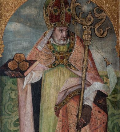 Zdjęcie nr 15: Skrzydło tryptyku w kształcie stojącego prostokąta podzielone na cztery kwatery z przedstawieniami: w lewej górnej „Rozesłanie Apostołów”, w prawej „Męczeństwo św. Urszuli i jej towarzyszek”; w lewej dolnej „Św. Mikołaj”, w prawej „Św. Stanisław”. Kompozycje w kształcie stojących prostokątów zamkniętych łukami półkolistymi wydzielone  złotymi pasami zdobionymi grawerowanym ornamentem. Sceny górne wielopostaciowe, wkomponowane w przestrzeń pejzażu. W scenie Rozesłania Apostołów pośrodku ukazana sylwetka stojącego w otoczeniu uczniów Jezusa w trzech czwartych zwróconego w lewo. W tle pejzaż z rzeką pośród gór. Pierwszy plan drugiej kwatery zajmuje dynamiczna scena męczeństwa świętych dziewic z ukazaną pośrodku klęczącą postacią św. Urszuli ścinanej mieczem. W tle widoczny jest duży statek z pozostałymi niewiastami, atakowanymi przez żołnierzy. Niebo na obrazach jasnobłękitne z różowymi pasmami obłoków. Kolorystyka jasna, szaty w kolorach jasnoróżowym oraz jasnozielonym. Sylwetki świętych biskupów w dolnej części skrzydła ołtarza ukazane są całopostaciowo na tle wzorzystych tkanin – Mikołaj na tle zielonej, Stanisław – czerwonej, w górnej partii obrazów szare, zachmurzone niebo. Święci stoją zwróceni w trzech czwartych w prawo, z głowami zwróconymi ku sobie. Ubrani są w stroje pontyfikalne – długie alby, św. Mikołaj w zielony ornat, św. Stanisław w czerwony, obaj w jasnoróżowe kapy, spięte pod szyją ozdobną klamrą, brązowe rękawiczki  oraz czerwone infuły na głowach. Święty Mikołaj trzyma w prawej ręce księgę z trzema złotymi kulami, w lewej pastorał, św. Stanisław prawą rękę unosi w geście błogosławieństwa, w lewej ma pastorał, u jego stóp sylwetka Piotrowina.  Rama drewniana, profilowana, złocona, zdobiona wicią floralną, na zewnątrz malowana na czerwono.