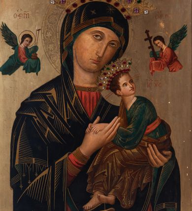 Zdjęcie nr 1: Obraz w kształcie stojącego prostokąta z przedstawieniem Matki Boskiej Nieustającej Pomocy. Maria ukazana jest w półpostaci, frontalnie, z Dzieciątkiem Jezus na lewym ręku. Ubrana jest w czerwoną suknię z długimi rękawami ze złotymi obszyciami oraz zielony płaszcz nałożony na głowę. Dzieciątko Jezus zwrócone jest w prawą stronę z głową odchyloną w lewo. Owalne twarze postaci charakteryzują linearnie opracowane rysy, z długimi, wąskimi nosami oraz drobnymi ustami. Oczy Marii mają migdałowy kształt, wzrok skierowany jest na wprost. Dzieciątko ujmuje oburącz dłoń Marii. Z jego widocznej spod długiej sukienki stopy zsuwa się sandał. Jezus spogląda w kierunku niewielkiej sylwetki jednego z dwóch aniołów znajdujących się po bokach głowy Marii. Anioł po lewej stronie obrazu, ubrany w czerwoną suknię i zielony płaszcz, trzyma włócznię, trzcinę z gąbką i naczynie z octem, po prawej, ma na sobie czerwoną szatę, a w dłoniach krzyż i gwoździe.
Na głowach Marii i Dzieciątka znajdują się blaszane, ażurowe korony wysadzane kamieniami w różnych kolorach, wokół głów natomiast ryte w blasze nimby: Matki Boskiej dekorowany bogatą wicią floralną, u Dzieciątka nimb krzyżowy. 
Obraz ujęty jest prostokątną ramą zdobioną płaskorzeźbioną wicią roślinną, zwieńczoną ażurowym ornamentem floralnym z wici roślinnej oraz szyszką pinii.
 Na odwrocie znajduje się atest z pieczęciami z 1911 roku z Rzymu.