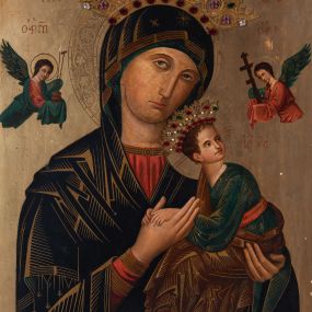 Zdjęcie nr 1: Obraz w kształcie stojącego prostokąta z przedstawieniem Matki Boskiej Nieustającej Pomocy. Maria ukazana jest w półpostaci, frontalnie, z Dzieciątkiem Jezus na lewym ręku. Ubrana jest w czerwoną suknię z długimi rękawami ze złotymi obszyciami oraz zielony płaszcz nałożony na głowę. Dzieciątko Jezus zwrócone jest w prawą stronę z głową odchyloną w lewo. Owalne twarze postaci charakteryzują linearnie opracowane rysy, z długimi, wąskimi nosami oraz drobnymi ustami. Oczy Marii mają migdałowy kształt, wzrok skierowany jest na wprost. Dzieciątko ujmuje oburącz dłoń Marii. Z jego widocznej spod długiej sukienki stopy zsuwa się sandał. Jezus spogląda w kierunku niewielkiej sylwetki jednego z dwóch aniołów znajdujących się po bokach głowy Marii. Anioł po lewej stronie obrazu, ubrany w czerwoną suknię i zielony płaszcz, trzyma włócznię, trzcinę z gąbką i naczynie z octem, po prawej, ma na sobie czerwoną szatę, a w dłoniach krzyż i gwoździe.
Na głowach Marii i Dzieciątka znajdują się blaszane, ażurowe korony wysadzane kamieniami w różnych kolorach, wokół głów natomiast ryte w blasze nimby: Matki Boskiej dekorowany bogatą wicią floralną, u Dzieciątka nimb krzyżowy. 
Obraz ujęty jest prostokątną ramą zdobioną płaskorzeźbioną wicią roślinną, zwieńczoną ażurowym ornamentem floralnym z wici roślinnej oraz szyszką pinii.
 Na odwrocie znajduje się atest z pieczęciami z 1911 roku z Rzymu.