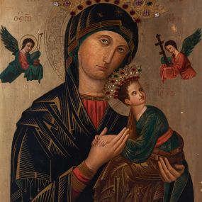 Zdjęcie nr 1: Obraz w kształcie stojącego prostokąta z przedstawieniem Matki Boskiej Nieustającej Pomocy. Maria ukazana jest w półpostaci, frontalnie, z Dzieciątkiem Jezus na lewym ręku. Ubrana jest w czerwoną suknię z długimi rękawami ze złotymi obszyciami oraz zielony płaszcz nałożony na głowę. Dzieciątko Jezus zwrócone jest w prawą stronę z głową odchyloną w lewo. Owalne twarze postaci charakteryzują linearnie opracowane rysy, z długimi, wąskimi nosami oraz drobnymi ustami. Oczy Marii mają migdałowy kształt, wzrok skierowany jest na wprost. Dzieciątko ujmuje oburącz dłoń Marii. Z jego widocznej spod długiej sukienki stopy zsuwa się sandał. Jezus spogląda w kierunku niewielkiej sylwetki jednego z dwóch aniołów znajdujących się po bokach głowy Marii. Anioł po lewej stronie obrazu, ubrany w czerwoną suknię i zielony płaszcz, trzyma włócznię, trzcinę z gąbką i naczynie z octem, po prawej, ma na sobie czerwoną szatę, a w dłoniach krzyż i gwoździe.
Na głowach Marii i Dzieciątka znajdują się blaszane, ażurowe korony wysadzane kamieniami w różnych kolorach, wokół głów natomiast ryte w blasze nimby: Matki Boskiej dekorowany bogatą wicią floralną, u Dzieciątka nimb krzyżowy. 
Obraz ujęty jest prostokątną ramą zdobioną płaskorzeźbioną wicią roślinną, zwieńczoną ażurowym ornamentem floralnym z wici roślinnej oraz szyszką pinii.
 Na odwrocie znajduje się atest z pieczęciami z 1911 roku z Rzymu.