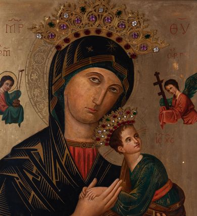 Zdjęcie nr 3: Obraz w kształcie stojącego prostokąta z przedstawieniem Matki Boskiej Nieustającej Pomocy. Maria ukazana jest w półpostaci, frontalnie, z Dzieciątkiem Jezus na lewym ręku. Ubrana jest w czerwoną suknię z długimi rękawami ze złotymi obszyciami oraz zielony płaszcz nałożony na głowę. Dzieciątko Jezus zwrócone jest w prawą stronę z głową odchyloną w lewo. Owalne twarze postaci charakteryzują linearnie opracowane rysy, z długimi, wąskimi nosami oraz drobnymi ustami. Oczy Marii mają migdałowy kształt, wzrok skierowany jest na wprost. Dzieciątko ujmuje oburącz dłoń Marii. Z jego widocznej spod długiej sukienki stopy zsuwa się sandał. Jezus spogląda w kierunku niewielkiej sylwetki jednego z dwóch aniołów znajdujących się po bokach głowy Marii. Anioł po lewej stronie obrazu, ubrany w czerwoną suknię i zielony płaszcz, trzyma włócznię, trzcinę z gąbką i naczynie z octem, po prawej, ma na sobie czerwoną szatę, a w dłoniach krzyż i gwoździe.
Na głowach Marii i Dzieciątka znajdują się blaszane, ażurowe korony wysadzane kamieniami w różnych kolorach, wokół głów natomiast ryte w blasze nimby: Matki Boskiej dekorowany bogatą wicią floralną, u Dzieciątka nimb krzyżowy. 
Obraz ujęty jest prostokątną ramą zdobioną płaskorzeźbioną wicią roślinną, zwieńczoną ażurowym ornamentem floralnym z wici roślinnej oraz szyszką pinii.
 Na odwrocie znajduje się atest z pieczęciami z 1911 roku z Rzymu.
