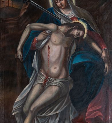 Zdjęcie nr 2: Obraz w kształcie stojącego prostokąta, ujęty profilowaną, złoconą ramą zawiera przedstawienie typu Pietà. Siedząca w ujęciu na wprost Maria, ubrana jest w czerwoną suknię i niebieski płaszcz. Przechyloną na prawe ramię głowę osłania opadająca na klatkę piersiową i lewe ramię biała chusta. Owalną twarz, o pociągłych, wyrazistych rysach, z półprzymkniętymi oczami, charakteryzuje wyraz smutku i cierpienia. Głowę okala świetlisty nimb, klatkę piersiową przebija miecz. Maria prawą ręką podtrzymuje na białym całunie ciało martwego Jezusa wsparte na jej nogach. Charakteryzuje je stosunkowo wydatna, sumarycznie opracowana muskulatura. Bezwładna głowa Jezusa opada na jego lewy bark. Opuszczone w dół ręce rozłożone są szeroko w ramionach, z czego lewa wsparta jest na nodze Marii i podtrzymywana jej lewą dłonią. Tors zwrócony jest częściowo w trzech czwartych w lewo, nogi w prawo, z czego prawa jest zgięta w kolanie. Z rany w prawym boku Jezusa wypływa strużka krwi, plamiąc związane na biodrach, krótkie, białe perizonium. U stóp postaci, w prawym, dolnym rogu kompozycji leży cierniowa korona i dwa gwoździe. Tło stanowi surowy pejzaż górski utrzymany w brązowej kolorystyce. W głębi, po lewej stronie widoczne jest wzgórze Golgoty z trzema krzyżami.        