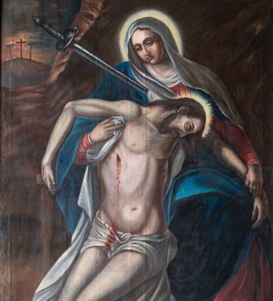 Zdjęcie nr 1: Obraz w kształcie stojącego prostokąta, ujęty profilowaną, złoconą ramą zawiera przedstawienie typu Pietà. Siedząca w ujęciu na wprost Maria, ubrana jest w czerwoną suknię i niebieski płaszcz. Przechyloną na prawe ramię głowę osłania opadająca na klatkę piersiową i lewe ramię biała chusta. Owalną twarz, o pociągłych, wyrazistych rysach, z półprzymkniętymi oczami, charakteryzuje wyraz smutku i cierpienia. Głowę okala świetlisty nimb, klatkę piersiową przebija miecz. Maria prawą ręką podtrzymuje na białym całunie ciało martwego Jezusa wsparte na jej nogach. Charakteryzuje je stosunkowo wydatna, sumarycznie opracowana muskulatura. Bezwładna głowa Jezusa opada na jego lewy bark. Opuszczone w dół ręce rozłożone są szeroko w ramionach, z czego lewa wsparta jest na nodze Marii i podtrzymywana jej lewą dłonią. Tors zwrócony jest częściowo w trzech czwartych w lewo, nogi w prawo, z czego prawa jest zgięta w kolanie. Z rany w prawym boku Jezusa wypływa strużka krwi, plamiąc związane na biodrach, krótkie, białe perizonium. U stóp postaci, w prawym, dolnym rogu kompozycji leży cierniowa korona i dwa gwoździe. Tło stanowi surowy pejzaż górski utrzymany w brązowej kolorystyce. W głębi, po lewej stronie widoczne jest wzgórze Golgoty z trzema krzyżami.        