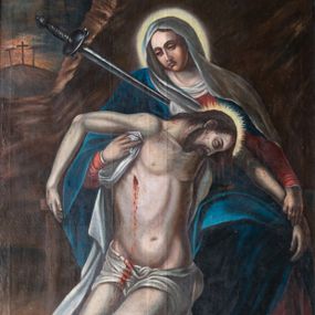 Zdjęcie nr 1: Obraz w kształcie stojącego prostokąta, ujęty profilowaną, złoconą ramą zawiera przedstawienie typu Pietà. Siedząca w ujęciu na wprost Maria, ubrana jest w czerwoną suknię i niebieski płaszcz. Przechyloną na prawe ramię głowę osłania opadająca na klatkę piersiową i lewe ramię biała chusta. Owalną twarz, o pociągłych, wyrazistych rysach, z półprzymkniętymi oczami, charakteryzuje wyraz smutku i cierpienia. Głowę okala świetlisty nimb, klatkę piersiową przebija miecz. Maria prawą ręką podtrzymuje na białym całunie ciało martwego Jezusa wsparte na jej nogach. Charakteryzuje je stosunkowo wydatna, sumarycznie opracowana muskulatura. Bezwładna głowa Jezusa opada na jego lewy bark. Opuszczone w dół ręce rozłożone są szeroko w ramionach, z czego lewa wsparta jest na nodze Marii i podtrzymywana jej lewą dłonią. Tors zwrócony jest częściowo w trzech czwartych w lewo, nogi w prawo, z czego prawa jest zgięta w kolanie. Z rany w prawym boku Jezusa wypływa strużka krwi, plamiąc związane na biodrach, krótkie, białe perizonium. U stóp postaci, w prawym, dolnym rogu kompozycji leży cierniowa korona i dwa gwoździe. Tło stanowi surowy pejzaż górski utrzymany w brązowej kolorystyce. W głębi, po lewej stronie widoczne jest wzgórze Golgoty z trzema krzyżami.        