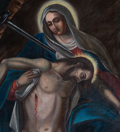 Zdjęcie nr 3: Obraz w kształcie stojącego prostokąta, ujęty profilowaną, złoconą ramą zawiera przedstawienie typu Pietà. Siedząca w ujęciu na wprost Maria, ubrana jest w czerwoną suknię i niebieski płaszcz. Przechyloną na prawe ramię głowę osłania opadająca na klatkę piersiową i lewe ramię biała chusta. Owalną twarz, o pociągłych, wyrazistych rysach, z półprzymkniętymi oczami, charakteryzuje wyraz smutku i cierpienia. Głowę okala świetlisty nimb, klatkę piersiową przebija miecz. Maria prawą ręką podtrzymuje na białym całunie ciało martwego Jezusa wsparte na jej nogach. Charakteryzuje je stosunkowo wydatna, sumarycznie opracowana muskulatura. Bezwładna głowa Jezusa opada na jego lewy bark. Opuszczone w dół ręce rozłożone są szeroko w ramionach, z czego lewa wsparta jest na nodze Marii i podtrzymywana jej lewą dłonią. Tors zwrócony jest częściowo w trzech czwartych w lewo, nogi w prawo, z czego prawa jest zgięta w kolanie. Z rany w prawym boku Jezusa wypływa strużka krwi, plamiąc związane na biodrach, krótkie, białe perizonium. U stóp postaci, w prawym, dolnym rogu kompozycji leży cierniowa korona i dwa gwoździe. Tło stanowi surowy pejzaż górski utrzymany w brązowej kolorystyce. W głębi, po lewej stronie widoczne jest wzgórze Golgoty z trzema krzyżami.        