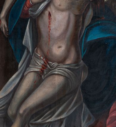 Zdjęcie nr 4: Obraz w kształcie stojącego prostokąta, ujęty profilowaną, złoconą ramą zawiera przedstawienie typu Pietà. Siedząca w ujęciu na wprost Maria, ubrana jest w czerwoną suknię i niebieski płaszcz. Przechyloną na prawe ramię głowę osłania opadająca na klatkę piersiową i lewe ramię biała chusta. Owalną twarz, o pociągłych, wyrazistych rysach, z półprzymkniętymi oczami, charakteryzuje wyraz smutku i cierpienia. Głowę okala świetlisty nimb, klatkę piersiową przebija miecz. Maria prawą ręką podtrzymuje na białym całunie ciało martwego Jezusa wsparte na jej nogach. Charakteryzuje je stosunkowo wydatna, sumarycznie opracowana muskulatura. Bezwładna głowa Jezusa opada na jego lewy bark. Opuszczone w dół ręce rozłożone są szeroko w ramionach, z czego lewa wsparta jest na nodze Marii i podtrzymywana jej lewą dłonią. Tors zwrócony jest częściowo w trzech czwartych w lewo, nogi w prawo, z czego prawa jest zgięta w kolanie. Z rany w prawym boku Jezusa wypływa strużka krwi, plamiąc związane na biodrach, krótkie, białe perizonium. U stóp postaci, w prawym, dolnym rogu kompozycji leży cierniowa korona i dwa gwoździe. Tło stanowi surowy pejzaż górski utrzymany w brązowej kolorystyce. W głębi, po lewej stronie widoczne jest wzgórze Golgoty z trzema krzyżami.        