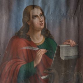 Zdjęcie nr 1: Obraz w formie stojącego prostokąta z przedstawieniem półpostaci świętego Jana Ewangelisty. Święty zwrócony w trzech czwartych w lewo, z głową delikatnie uniesioną w górę, z piórem w prawej, uniesionej dłoni, z lewą ręką opartą na prostym pulpicie, na którym umieszczona jest karta zawijająca się przy brzegach. Ma twarz o młodzieńczych rysach, owalną, z dużymi oczami skierowanymi ku górze, wąskim nosem oraz z małymi ustami. Włosy długie, jasne, z przedziałkiem pośrodku oraz puklami opadającymi na ramiona. Święty ubrany jest w zieloną suknię z długimi rękawami, ze złotym obszyciem wokół szyi oraz czerwony płaszcz zarzucony diagonalnie na prawe ramię. W prawym dolnym narożu obrazu duży, brązowy orzeł o rozpostartych skrzydłach. Tło niebiesko-fioletowe. W prawym dolnym narożu sygnatura „malował S(e)b(astian) Stolarski, w Myślenicach / 1869”. Obraz ujęty drewnianą, złoconą ramą. 