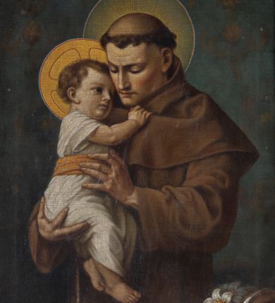 Zdjęcie nr 1: Obraz w formie stojącego prostokąta z przedstawieniem św. Antoniego Padewskiego z Dzieciątkiem Jezus. Święty ukazany w półpostaci, zwrócony w trzech czwartych w prawo, z opuszczoną głową, obiema rękami podtrzymuje tulące się do jego ramienia Dzieciątko. Twarz ma szczupłą, o zwróconych w dół oczach, wąskim nosie i ustach, na głowie ma tonsurę. Wokół głowy ma nimb. Ubrany jest w jasnobrązowy habit z pelerynką i kapturem, przewiązany w talii sznurem. Dzieciątko ukazane z prawego profilu, w pozycji siedzącej, z prawą rączką trzymającą świętego. Twarz ma pełną, o dużych oczach, małym nosie i ustach, okoloną jasnobrązowymi, krótkimi włosami. Wokół głowy ma zamknięty nimb krzyżowy. Ubrane jest w białą tunikę z krótkimi rękawami, przewiązaną żółtą szarfą. W prawym dolnym narożu obrazu mały stolik, nakryty czerwoną tkaniną, na nim zamknięta księga i gałązka białej lilii. Tło ciemnoniebieskie. W dolnej partii obrazu jasno szary pas z napisem „Św(ięty) ANTONI MÓDL SIĘ ZA NAMI”.  W lewym dolnym narożu obrazu sygnatura „Mal(ował) / A(ntoni) Przesłański / 1942 r(ok)”. Na odwrocie obrazu napis „OFIARA / ZA / DOZNANE ŁASKI”.
