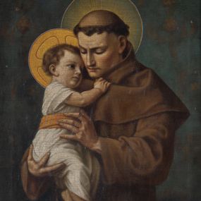 Zdjęcie nr 1: Obraz w formie stojącego prostokąta z przedstawieniem św. Antoniego Padewskiego z Dzieciątkiem Jezus. Święty ukazany w półpostaci, zwrócony w trzech czwartych w prawo, z opuszczoną głową, obiema rękami podtrzymuje tulące się do jego ramienia Dzieciątko. Twarz ma szczupłą, o zwróconych w dół oczach, wąskim nosie i ustach, na głowie ma tonsurę. Wokół głowy ma nimb. Ubrany jest w jasnobrązowy habit z pelerynką i kapturem, przewiązany w talii sznurem. Dzieciątko ukazane z prawego profilu, w pozycji siedzącej, z prawą rączką trzymającą świętego. Twarz ma pełną, o dużych oczach, małym nosie i ustach, okoloną jasnobrązowymi, krótkimi włosami. Wokół głowy ma zamknięty nimb krzyżowy. Ubrane jest w białą tunikę z krótkimi rękawami, przewiązaną żółtą szarfą. W prawym dolnym narożu obrazu mały stolik, nakryty czerwoną tkaniną, na nim zamknięta księga i gałązka białej lilii. Tło ciemnoniebieskie. W dolnej partii obrazu jasno szary pas z napisem „Św(ięty) ANTONI MÓDL SIĘ ZA NAMI”.  W lewym dolnym narożu obrazu sygnatura „Mal(ował) / A(ntoni) Przesłański / 1942 r(ok)”. Na odwrocie obrazu napis „OFIARA / ZA / DOZNANE ŁASKI”.