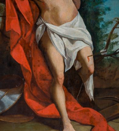 Zdjęcie nr 4: Obraz w formie stojącego prostokąta z przedstawieniem męczeństwa św. Sebastiana. Święty ukazany jest w centrum kompozycji, w całej postaci oparty o pień drzewa, zwrócony delikatnie w lewo, z opuszczoną głową skierowaną w prawo. Lewą rękę trzyma z tyłu, prawą opiera o gałąź, lewą nogę ma ugiętą. Twarz o młodzieńczych rysach, kwadratowa, z oczami skierowanymi w dół, garbatym nosem i małymi ustami. Włosy ma jasne, falowane, opadające z tyłu głowy. Wokół głowy świętego delikatnie zaznaczony świetlisty nimb. Ciało o muskularnej budowie, przebite trzema strzałami. W partii bioder przesłonięte białą tkaniną zawieszoną na sznurze, odsłaniającą prawe udo, opadającą przy lewym boku świętego. Na gałęzi zawieszony jest czerwony płaszcz opadający na ziemię, wzdłuż postaci. Po lewej stronie obrazu, na ziemi leży puklerz, po prawej kołczan i łuk. Święty ukazany na tle pejzażu z bujną roślinnością wokół drzewa oraz z błękitnym niebem. Obraz ujęty drewnianą, złoconą i profilowaną ramą. 


