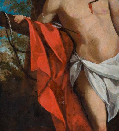 Zdjęcie nr 5: Obraz w formie stojącego prostokąta z przedstawieniem męczeństwa św. Sebastiana. Święty ukazany jest w centrum kompozycji, w całej postaci oparty o pień drzewa, zwrócony delikatnie w lewo, z opuszczoną głową skierowaną w prawo. Lewą rękę trzyma z tyłu, prawą opiera o gałąź, lewą nogę ma ugiętą. Twarz o młodzieńczych rysach, kwadratowa, z oczami skierowanymi w dół, garbatym nosem i małymi ustami. Włosy ma jasne, falowane, opadające z tyłu głowy. Wokół głowy świętego delikatnie zaznaczony świetlisty nimb. Ciało o muskularnej budowie, przebite trzema strzałami. W partii bioder przesłonięte białą tkaniną zawieszoną na sznurze, odsłaniającą prawe udo, opadającą przy lewym boku świętego. Na gałęzi zawieszony jest czerwony płaszcz opadający na ziemię, wzdłuż postaci. Po lewej stronie obrazu, na ziemi leży puklerz, po prawej kołczan i łuk. Święty ukazany na tle pejzażu z bujną roślinnością wokół drzewa oraz z błękitnym niebem. Obraz ujęty drewnianą, złoconą i profilowaną ramą. 


