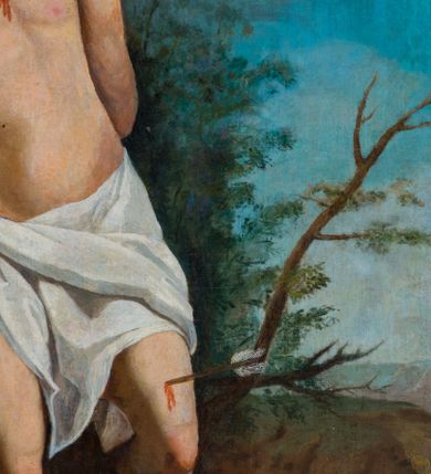 Zdjęcie nr 6: Obraz w formie stojącego prostokąta z przedstawieniem męczeństwa św. Sebastiana. Święty ukazany jest w centrum kompozycji, w całej postaci oparty o pień drzewa, zwrócony delikatnie w lewo, z opuszczoną głową skierowaną w prawo. Lewą rękę trzyma z tyłu, prawą opiera o gałąź, lewą nogę ma ugiętą. Twarz o młodzieńczych rysach, kwadratowa, z oczami skierowanymi w dół, garbatym nosem i małymi ustami. Włosy ma jasne, falowane, opadające z tyłu głowy. Wokół głowy świętego delikatnie zaznaczony świetlisty nimb. Ciało o muskularnej budowie, przebite trzema strzałami. W partii bioder przesłonięte białą tkaniną zawieszoną na sznurze, odsłaniającą prawe udo, opadającą przy lewym boku świętego. Na gałęzi zawieszony jest czerwony płaszcz opadający na ziemię, wzdłuż postaci. Po lewej stronie obrazu, na ziemi leży puklerz, po prawej kołczan i łuk. Święty ukazany na tle pejzażu z bujną roślinnością wokół drzewa oraz z błękitnym niebem. Obraz ujęty drewnianą, złoconą i profilowaną ramą. 


