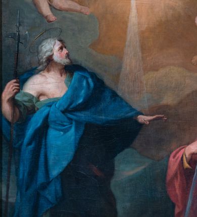 Zdjęcie nr 3: Obraz w formie stojącego prostokąta z przedstawieniem świętego Szymona oraz świętego Judy na tle krajobrazu, z unoszącą się nad nimi gołębicą Ducha Świętego. Święty Szymon w lewej części obrazu, ukazany w postawie stojącej, w wykroku, zwrócony w trzech czwartych w lewo, z uniesioną głową ukazaną z profilu. W prawej, ugiętej ręce trzyma halabardę, lewą wyciąga w bok. Twarz o starczych rysach, migdałowatych, skierowanych w górę oczach, garbatym nosie i pełnych ustach; okolona siwą gęstą brodą i włosami, skręconymi dołem w pukle, opadającymi na ramiona. Nad głową aureola. Ubrany jest w jasnozieloną tunikę odsłaniającą prawe ramię oraz w obfity niebieski płaszcz zawiązany diagonalnie na piersi i opadający wzdłuż prawego boku postaci. Na stopach ma sandały. Święty Juda ukazany w prawej części obrazu, w pozycji klęczącej, zwrócony w trzech czwartych w prawo, z uniesioną głową, ukazaną w profilu. W prawej, zaciśniętej dłoni trzyma piłę, na której się opiera, lewą wyciąga w bok. Twarz o rysach dojrzałego mężczyzny, z oczami skierowanymi w górę i garbatym nosie; okolona gęstą, brązową brodą i krótkimi włosami. Nad głową aureola. Ubrany jest w żółtą tunikę, o szerokich rękawach, odsłaniającą lewe ramię i fragment torsu oraz diagonalnie przewiązany przez prawe ramię czerwony płaszcz, zasłaniający nogi. W górnej partii obrazu na tle rozświetlonych i układających się centrycznie obłoków unosi się gołębica Ducha Świętego, z której dzioba pada wiązka światła na lewą dłoń Szymona. Flankowana jest siedzącymi pośród obłoków puttami i uskrzydlonymi główkami anielskimi. Obraz ujęty drewnianą, profilowaną i złoconą ramą. 


