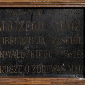 Zdjęcie nr 1: Tablica w kształcie leżącego prostokąta ujęta profilowaną, drewnianą ramą. W polu inskrypcja: „ZA DUSZĘ Ś(WIĘTEJ) P(AMIĘCI) KS(IĘDZA) / ALOJZEGO OBOZY / DOBRODZIEJA KOŚCIOŁA / INWAŁDZKIEGO + 11/12 188(...)/ PROSZĘ O ZDROWAŚ MARIO”.