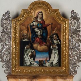 Zdjęcie nr 1: Feretron procesyjny tworzą dwa malowane na płótnie olejne obrazy ujęte w dekoracyjnie rzeźbione i złocone ramy w części górnej o fantazyjnym wykroju, ustawione na prostopadłościennym postumencie o obłych bokach. Po bokach ram znajdują się ażurowe, srebrzone uszaki utworzone ze stylizowanych wici akantowych. Na awersie feretronu umieszczono przedstawienie Matki Boskiej Różańcowej, a na rewersie św. Barbary. Ramy zdobi płaskorzeźbiony ornament roślinny z powtarzającym się motywem liścia. Postument został zaopatrzony w parę otworów do włożenia drążków umożliwiających jego noszenie. Podstawę i zwieńczenie postumentu dekoruje profilowana listwa, natomiast boki jasna brązowo-ochrowa marmoryzacja. W centrum kompozycji w obrazie z Matką Boską Różańcową ukazano siedzącą frontalnie na złocisto-ochrowych obłokach Madonnę z Dzieciątkiem. Maria ma głowę zwróconą w trzech czwartych w lewo. Prawą ręką podtrzymuje siedzącego na jej kolanach małego Jezusa, w lewej uniesionej i zgiętej w łokciu trzyma różaniec, który podaje św. Katarzynie Sieneńskiej. Madonna ma owalną twarz okoloną brązowymi włosami, wysokie czoło, wydatny, prosty nos i usta. Jej spojrzenie skierowane jest przed siebie. Ubrana jest w bladoczerwony maforion, czerwoną suknię, spod której przy szyi widać białe wykończenie koszuli oraz w błękitny płaszcz przerzucony przez prawe ramię i częściowo okrywający połą jej kolana. U dołu spod sukni widać stopy obute w sandały. Głowę Marii, podobnie jak i małego Jezusa otaczają promieniste nimby. Siedzące na jej kolanach Dzieciątko zostało ukazane w kontrapoście w trzech czwartych w lewo z głową odwróconą w prawo. Jezus lewą ręką podtrzymuje na kolanach niebieski glob ze złotym krzyżykiem, natomiast wyciągniętą prawą ręką podaje klęczącemu poniżej św. Dominikowi różaniec. Ma owalną twarz z wysokim czołem, rumiane policzki, wydatny nos i usta. Jego spojrzenie skierowane jest w stronę św. Dominika. Na głowie ma krótkie jasnobrązowe włosy odsłaniające lewe ucho. Ubrany jest w białoszarą tunikę, spod której widać bose stopy. Poniżej Madonny z lewej strony obrazu klęczy św. Dominik, a z prawej św. Katarzyna ze Sieny. Oboje zostali ujęci w trzech czwartych w białych habitach dominikańskich z czarnymi płaszczami na ramionach. Nad ich głowami widoczne są talerzowe nimby z jedną gwiazdką. Święty Dominik w lewej, nieznacznie opuszczonej ręce trzyma, przyciskając do kolona, brązową książkę. Natomiast prawą ręką odbiera od małego Jezusa różaniec dotykając złotego medalionu wiszącego na jego końcu. Jest to starszy mężczyzna z widoczną tonsurą i siwiejącym, krótkim zarostem okalającym twarz. Ma wydatny, prosty nos i usta. Swoje spojrzenie lekko uniesionej głowy kieruje w stronę Dzieciątka. Z kolei św. Katarzyna ze Sieny różaniec od Marii odbiera lewą ręką uniesioną na wysokości piersi. Także on jest zakończony złotym medalionem. W prawej dłoni święta trzyma drewniany krucyfiks i lilię. Dominikanka ma pociągłą twarz o mięsistym nosi i ustach oraz rumiane policzki. Na jej głowie widać koronę cierniową nałożoną na zakonny welon. Pomiędzy obu klęczącymi świętymi namalowano w półpostaci frontalnie ukazanego brązowego psa, trzymającego w pysku zapaloną pochodnię. W głębi widać pejzaż z motywem błękitnych wzgórz oraz wstającej jutrzenki. Na rewersie feretronu znajduje się obraz św. Barbary. Męczenniczkę przedstawiono frontalnie ujętą w trzech czwartych w prawo. Święta w uniesionej na wysokości piersi prawej ręce trzyma złoty kielich z jaśniejącą hostią charakterystycznie obróconą prawą dłonią. Hostię zdobi złoty chrystogram "IHS", trzy gwoździe u dołu oraz krzyżyk wyrastający z litery "H". Lewą ręką Barbara podtrzymuje ukośnie ułożony miecz o ciemnogranatowej rękojeści widoczny tylko do połowy. Święta ma pociągłą twarz o wysokim czole, jasną karnację, rumiane policzki, prosty nos i wydatne usta. Jej spojrzenie szeroko otwartych, ciemnych oczu skierowane jest na widza. Jej głowę otaczają długie brązowe włosy, które puklowanymi pasmami opadają na ramiona. We włosy wplecione są sznury pereł. Trzy sznury pereł dodatkowo widoczne są na wydekoltowanej szyi. Na głowie otoczonej promienistym nimbem Barbara ma złotą koronę o ostrych sterczynach zwieńczonych perłami z malowaną kameryzacją. Męczenniczka ubrana jest w taliowaną ciemnoniebieską suknię założoną na zieloną koszulę wykończoną przy rękawach i dekolcie białą koronką. Jej szyję otacza białoszara chusta spięta na piersi i na lewym ramieniu złotymi spinkami z klejnotami. Dłuższy koniec chusty udrapowany jest na prawym przedramieniu. Na ramionach namalowano osuwający się z nich czerwony płaszcz, z połą przerzuconą przez lewe przedramię. Za świętą z prawej strony widać dwupoziomową, cylindryczną wieżę nakrytą sferycznym dachem. Na górnym poziomie znajduje się okrągłe, zakratowane okno oraz fryz lombardzki biegnący pod gzymsem koronującym. Przyziemie wieży zostało przeprute odwrotnie namalowanym okienkiem strzelniczym przypominającym dziurkę od klucza.  
  