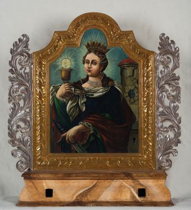 Zdjęcie nr 3: Feretron procesyjny tworzą dwa malowane na płótnie olejne obrazy ujęte w dekoracyjnie rzeźbione i złocone ramy w części górnej o fantazyjnym wykroju, ustawione na prostopadłościennym postumencie o obłych bokach. Po bokach ram znajdują się ażurowe, srebrzone uszaki utworzone ze stylizowanych wici akantowych. Na awersie feretronu umieszczono przedstawienie Matki Boskiej Różańcowej, a na rewersie św. Barbary. Ramy zdobi płaskorzeźbiony ornament roślinny z powtarzającym się motywem liścia. Postument został zaopatrzony w parę otworów do włożenia drążków umożliwiających jego noszenie. Podstawę i zwieńczenie postumentu dekoruje profilowana listwa, natomiast boki jasna brązowo-ochrowa marmoryzacja. W centrum kompozycji w obrazie z Matką Boską Różańcową ukazano siedzącą frontalnie na złocisto-ochrowych obłokach Madonnę z Dzieciątkiem. Maria ma głowę zwróconą w trzech czwartych w lewo. Prawą ręką podtrzymuje siedzącego na jej kolanach małego Jezusa, w lewej uniesionej i zgiętej w łokciu trzyma różaniec, który podaje św. Katarzynie Sieneńskiej. Madonna ma owalną twarz okoloną brązowymi włosami, wysokie czoło, wydatny, prosty nos i usta. Jej spojrzenie skierowane jest przed siebie. Ubrana jest w bladoczerwony maforion, czerwoną suknię, spod której przy szyi widać białe wykończenie koszuli oraz w błękitny płaszcz przerzucony przez prawe ramię i częściowo okrywający połą jej kolana. U dołu spod sukni widać stopy obute w sandały. Głowę Marii, podobnie jak i małego Jezusa otaczają promieniste nimby. Siedzące na jej kolanach Dzieciątko zostało ukazane w kontrapoście w trzech czwartych w lewo z głową odwróconą w prawo. Jezus lewą ręką podtrzymuje na kolanach niebieski glob ze złotym krzyżykiem, natomiast wyciągniętą prawą ręką podaje klęczącemu poniżej św. Dominikowi różaniec. Ma owalną twarz z wysokim czołem, rumiane policzki, wydatny nos i usta. Jego spojrzenie skierowane jest w stronę św. Dominika. Na głowie ma krótkie jasnobrązowe włosy odsłaniające lewe ucho. Ubrany jest w białoszarą tunikę, spod której widać bose stopy. Poniżej Madonny z lewej strony obrazu klęczy św. Dominik, a z prawej św. Katarzyna ze Sieny. Oboje zostali ujęci w trzech czwartych w białych habitach dominikańskich z czarnymi płaszczami na ramionach. Nad ich głowami widoczne są talerzowe nimby z jedną gwiazdką. Święty Dominik w lewej, nieznacznie opuszczonej ręce trzyma, przyciskając do kolona, brązową książkę. Natomiast prawą ręką odbiera od małego Jezusa różaniec dotykając złotego medalionu wiszącego na jego końcu. Jest to starszy mężczyzna z widoczną tonsurą i siwiejącym, krótkim zarostem okalającym twarz. Ma wydatny, prosty nos i usta. Swoje spojrzenie lekko uniesionej głowy kieruje w stronę Dzieciątka. Z kolei św. Katarzyna ze Sieny różaniec od Marii odbiera lewą ręką uniesioną na wysokości piersi. Także on jest zakończony złotym medalionem. W prawej dłoni święta trzyma drewniany krucyfiks i lilię. Dominikanka ma pociągłą twarz o mięsistym nosi i ustach oraz rumiane policzki. Na jej głowie widać koronę cierniową nałożoną na zakonny welon. Pomiędzy obu klęczącymi świętymi namalowano w półpostaci frontalnie ukazanego brązowego psa, trzymającego w pysku zapaloną pochodnię. W głębi widać pejzaż z motywem błękitnych wzgórz oraz wstającej jutrzenki. Na rewersie feretronu znajduje się obraz św. Barbary. Męczenniczkę przedstawiono frontalnie ujętą w trzech czwartych w prawo. Święta w uniesionej na wysokości piersi prawej ręce trzyma złoty kielich z jaśniejącą hostią charakterystycznie obróconą prawą dłonią. Hostię zdobi złoty chrystogram "IHS", trzy gwoździe u dołu oraz krzyżyk wyrastający z litery "H". Lewą ręką Barbara podtrzymuje ukośnie ułożony miecz o ciemnogranatowej rękojeści widoczny tylko do połowy. Święta ma pociągłą twarz o wysokim czole, jasną karnację, rumiane policzki, prosty nos i wydatne usta. Jej spojrzenie szeroko otwartych, ciemnych oczu skierowane jest na widza. Jej głowę otaczają długie brązowe włosy, które puklowanymi pasmami opadają na ramiona. We włosy wplecione są sznury pereł. Trzy sznury pereł dodatkowo widoczne są na wydekoltowanej szyi. Na głowie otoczonej promienistym nimbem Barbara ma złotą koronę o ostrych sterczynach zwieńczonych perłami z malowaną kameryzacją. Męczenniczka ubrana jest w taliowaną ciemnoniebieską suknię założoną na zieloną koszulę wykończoną przy rękawach i dekolcie białą koronką. Jej szyję otacza białoszara chusta spięta na piersi i na lewym ramieniu złotymi spinkami z klejnotami. Dłuższy koniec chusty udrapowany jest na prawym przedramieniu. Na ramionach namalowano osuwający się z nich czerwony płaszcz, z połą przerzuconą przez lewe przedramię. Za świętą z prawej strony widać dwupoziomową, cylindryczną wieżę nakrytą sferycznym dachem. Na górnym poziomie znajduje się okrągłe, zakratowane okno oraz fryz lombardzki biegnący pod gzymsem koronującym. Przyziemie wieży zostało przeprute odwrotnie namalowanym okienkiem strzelniczym przypominającym dziurkę od klucza.  
  