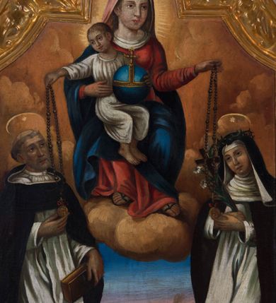 Zdjęcie nr 2: Feretron procesyjny tworzą dwa malowane na płótnie olejne obrazy ujęte w dekoracyjnie rzeźbione i złocone ramy w części górnej o fantazyjnym wykroju, ustawione na prostopadłościennym postumencie o obłych bokach. Po bokach ram znajdują się ażurowe, srebrzone uszaki utworzone ze stylizowanych wici akantowych. Na awersie feretronu umieszczono przedstawienie Matki Boskiej Różańcowej, a na rewersie św. Barbary. Ramy zdobi płaskorzeźbiony ornament roślinny z powtarzającym się motywem liścia. Postument został zaopatrzony w parę otworów do włożenia drążków umożliwiających jego noszenie. Podstawę i zwieńczenie postumentu dekoruje profilowana listwa, natomiast boki jasna brązowo-ochrowa marmoryzacja. W centrum kompozycji w obrazie z Matką Boską Różańcową ukazano siedzącą frontalnie na złocisto-ochrowych obłokach Madonnę z Dzieciątkiem. Maria ma głowę zwróconą w trzech czwartych w lewo. Prawą ręką podtrzymuje siedzącego na jej kolanach małego Jezusa, w lewej uniesionej i zgiętej w łokciu trzyma różaniec, który podaje św. Katarzynie Sieneńskiej. Madonna ma owalną twarz okoloną brązowymi włosami, wysokie czoło, wydatny, prosty nos i usta. Jej spojrzenie skierowane jest przed siebie. Ubrana jest w bladoczerwony maforion, czerwoną suknię, spod której przy szyi widać białe wykończenie koszuli oraz w błękitny płaszcz przerzucony przez prawe ramię i częściowo okrywający połą jej kolana. U dołu spod sukni widać stopy obute w sandały. Głowę Marii, podobnie jak i małego Jezusa otaczają promieniste nimby. Siedzące na jej kolanach Dzieciątko zostało ukazane w kontrapoście w trzech czwartych w lewo z głową odwróconą w prawo. Jezus lewą ręką podtrzymuje na kolanach niebieski glob ze złotym krzyżykiem, natomiast wyciągniętą prawą ręką podaje klęczącemu poniżej św. Dominikowi różaniec. Ma owalną twarz z wysokim czołem, rumiane policzki, wydatny nos i usta. Jego spojrzenie skierowane jest w stronę św. Dominika. Na głowie ma krótkie jasnobrązowe włosy odsłaniające lewe ucho. Ubrany jest w białoszarą tunikę, spod której widać bose stopy. Poniżej Madonny z lewej strony obrazu klęczy św. Dominik, a z prawej św. Katarzyna ze Sieny. Oboje zostali ujęci w trzech czwartych w białych habitach dominikańskich z czarnymi płaszczami na ramionach. Nad ich głowami widoczne są talerzowe nimby z jedną gwiazdką. Święty Dominik w lewej, nieznacznie opuszczonej ręce trzyma, przyciskając do kolona, brązową książkę. Natomiast prawą ręką odbiera od małego Jezusa różaniec dotykając złotego medalionu wiszącego na jego końcu. Jest to starszy mężczyzna z widoczną tonsurą i siwiejącym, krótkim zarostem okalającym twarz. Ma wydatny, prosty nos i usta. Swoje spojrzenie lekko uniesionej głowy kieruje w stronę Dzieciątka. Z kolei św. Katarzyna ze Sieny różaniec od Marii odbiera lewą ręką uniesioną na wysokości piersi. Także on jest zakończony złotym medalionem. W prawej dłoni święta trzyma drewniany krucyfiks i lilię. Dominikanka ma pociągłą twarz o mięsistym nosi i ustach oraz rumiane policzki. Na jej głowie widać koronę cierniową nałożoną na zakonny welon. Pomiędzy obu klęczącymi świętymi namalowano w półpostaci frontalnie ukazanego brązowego psa, trzymającego w pysku zapaloną pochodnię. W głębi widać pejzaż z motywem błękitnych wzgórz oraz wstającej jutrzenki. Na rewersie feretronu znajduje się obraz św. Barbary. Męczenniczkę przedstawiono frontalnie ujętą w trzech czwartych w prawo. Święta w uniesionej na wysokości piersi prawej ręce trzyma złoty kielich z jaśniejącą hostią charakterystycznie obróconą prawą dłonią. Hostię zdobi złoty chrystogram "IHS", trzy gwoździe u dołu oraz krzyżyk wyrastający z litery "H". Lewą ręką Barbara podtrzymuje ukośnie ułożony miecz o ciemnogranatowej rękojeści widoczny tylko do połowy. Święta ma pociągłą twarz o wysokim czole, jasną karnację, rumiane policzki, prosty nos i wydatne usta. Jej spojrzenie szeroko otwartych, ciemnych oczu skierowane jest na widza. Jej głowę otaczają długie brązowe włosy, które puklowanymi pasmami opadają na ramiona. We włosy wplecione są sznury pereł. Trzy sznury pereł dodatkowo widoczne są na wydekoltowanej szyi. Na głowie otoczonej promienistym nimbem Barbara ma złotą koronę o ostrych sterczynach zwieńczonych perłami z malowaną kameryzacją. Męczenniczka ubrana jest w taliowaną ciemnoniebieską suknię założoną na zieloną koszulę wykończoną przy rękawach i dekolcie białą koronką. Jej szyję otacza białoszara chusta spięta na piersi i na lewym ramieniu złotymi spinkami z klejnotami. Dłuższy koniec chusty udrapowany jest na prawym przedramieniu. Na ramionach namalowano osuwający się z nich czerwony płaszcz, z połą przerzuconą przez lewe przedramię. Za świętą z prawej strony widać dwupoziomową, cylindryczną wieżę nakrytą sferycznym dachem. Na górnym poziomie znajduje się okrągłe, zakratowane okno oraz fryz lombardzki biegnący pod gzymsem koronującym. Przyziemie wieży zostało przeprute odwrotnie namalowanym okienkiem strzelniczym przypominającym dziurkę od klucza.  
  