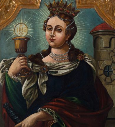 Zdjęcie nr 4: Feretron procesyjny tworzą dwa malowane na płótnie olejne obrazy ujęte w dekoracyjnie rzeźbione i złocone ramy w części górnej o fantazyjnym wykroju, ustawione na prostopadłościennym postumencie o obłych bokach. Po bokach ram znajdują się ażurowe, srebrzone uszaki utworzone ze stylizowanych wici akantowych. Na awersie feretronu umieszczono przedstawienie Matki Boskiej Różańcowej, a na rewersie św. Barbary. Ramy zdobi płaskorzeźbiony ornament roślinny z powtarzającym się motywem liścia. Postument został zaopatrzony w parę otworów do włożenia drążków umożliwiających jego noszenie. Podstawę i zwieńczenie postumentu dekoruje profilowana listwa, natomiast boki jasna brązowo-ochrowa marmoryzacja. W centrum kompozycji w obrazie z Matką Boską Różańcową ukazano siedzącą frontalnie na złocisto-ochrowych obłokach Madonnę z Dzieciątkiem. Maria ma głowę zwróconą w trzech czwartych w lewo. Prawą ręką podtrzymuje siedzącego na jej kolanach małego Jezusa, w lewej uniesionej i zgiętej w łokciu trzyma różaniec, który podaje św. Katarzynie Sieneńskiej. Madonna ma owalną twarz okoloną brązowymi włosami, wysokie czoło, wydatny, prosty nos i usta. Jej spojrzenie skierowane jest przed siebie. Ubrana jest w bladoczerwony maforion, czerwoną suknię, spod której przy szyi widać białe wykończenie koszuli oraz w błękitny płaszcz przerzucony przez prawe ramię i częściowo okrywający połą jej kolana. U dołu spod sukni widać stopy obute w sandały. Głowę Marii, podobnie jak i małego Jezusa otaczają promieniste nimby. Siedzące na jej kolanach Dzieciątko zostało ukazane w kontrapoście w trzech czwartych w lewo z głową odwróconą w prawo. Jezus lewą ręką podtrzymuje na kolanach niebieski glob ze złotym krzyżykiem, natomiast wyciągniętą prawą ręką podaje klęczącemu poniżej św. Dominikowi różaniec. Ma owalną twarz z wysokim czołem, rumiane policzki, wydatny nos i usta. Jego spojrzenie skierowane jest w stronę św. Dominika. Na głowie ma krótkie jasnobrązowe włosy odsłaniające lewe ucho. Ubrany jest w białoszarą tunikę, spod której widać bose stopy. Poniżej Madonny z lewej strony obrazu klęczy św. Dominik, a z prawej św. Katarzyna ze Sieny. Oboje zostali ujęci w trzech czwartych w białych habitach dominikańskich z czarnymi płaszczami na ramionach. Nad ich głowami widoczne są talerzowe nimby z jedną gwiazdką. Święty Dominik w lewej, nieznacznie opuszczonej ręce trzyma, przyciskając do kolona, brązową książkę. Natomiast prawą ręką odbiera od małego Jezusa różaniec dotykając złotego medalionu wiszącego na jego końcu. Jest to starszy mężczyzna z widoczną tonsurą i siwiejącym, krótkim zarostem okalającym twarz. Ma wydatny, prosty nos i usta. Swoje spojrzenie lekko uniesionej głowy kieruje w stronę Dzieciątka. Z kolei św. Katarzyna ze Sieny różaniec od Marii odbiera lewą ręką uniesioną na wysokości piersi. Także on jest zakończony złotym medalionem. W prawej dłoni święta trzyma drewniany krucyfiks i lilię. Dominikanka ma pociągłą twarz o mięsistym nosi i ustach oraz rumiane policzki. Na jej głowie widać koronę cierniową nałożoną na zakonny welon. Pomiędzy obu klęczącymi świętymi namalowano w półpostaci frontalnie ukazanego brązowego psa, trzymającego w pysku zapaloną pochodnię. W głębi widać pejzaż z motywem błękitnych wzgórz oraz wstającej jutrzenki. Na rewersie feretronu znajduje się obraz św. Barbary. Męczenniczkę przedstawiono frontalnie ujętą w trzech czwartych w prawo. Święta w uniesionej na wysokości piersi prawej ręce trzyma złoty kielich z jaśniejącą hostią charakterystycznie obróconą prawą dłonią. Hostię zdobi złoty chrystogram "IHS", trzy gwoździe u dołu oraz krzyżyk wyrastający z litery "H". Lewą ręką Barbara podtrzymuje ukośnie ułożony miecz o ciemnogranatowej rękojeści widoczny tylko do połowy. Święta ma pociągłą twarz o wysokim czole, jasną karnację, rumiane policzki, prosty nos i wydatne usta. Jej spojrzenie szeroko otwartych, ciemnych oczu skierowane jest na widza. Jej głowę otaczają długie brązowe włosy, które puklowanymi pasmami opadają na ramiona. We włosy wplecione są sznury pereł. Trzy sznury pereł dodatkowo widoczne są na wydekoltowanej szyi. Na głowie otoczonej promienistym nimbem Barbara ma złotą koronę o ostrych sterczynach zwieńczonych perłami z malowaną kameryzacją. Męczenniczka ubrana jest w taliowaną ciemnoniebieską suknię założoną na zieloną koszulę wykończoną przy rękawach i dekolcie białą koronką. Jej szyję otacza białoszara chusta spięta na piersi i na lewym ramieniu złotymi spinkami z klejnotami. Dłuższy koniec chusty udrapowany jest na prawym przedramieniu. Na ramionach namalowano osuwający się z nich czerwony płaszcz, z połą przerzuconą przez lewe przedramię. Za świętą z prawej strony widać dwupoziomową, cylindryczną wieżę nakrytą sferycznym dachem. Na górnym poziomie znajduje się okrągłe, zakratowane okno oraz fryz lombardzki biegnący pod gzymsem koronującym. Przyziemie wieży zostało przeprute odwrotnie namalowanym okienkiem strzelniczym przypominającym dziurkę od klucza.  
  