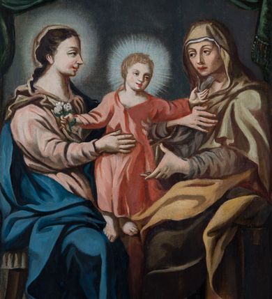 Zdjęcie nr 4: Feretron procesyjny tworzą dwa malowane na płótnie olejne obrazy w kształcie stojącego prostokąta, ujęte w profilowane i złocone ramy, ustawione na prostopadłościennym postumencie. Po bokach ram znajdują się ażurowe, złocone uszaki utworzone ze stylizowanych wici akantowych, a na górze zwieńczenie. Tworzy je złocony, dwustronny medalion z impostem, na którym umieszczono cebulastą sterczynę, flankowany ażurowym ornamentem w typie stylizowanej wici akantowej. Na końcach ramy znajdują się dwie cebulaste sterczyny, podobne do tej z impostu. W polu medalionu na awersie umieszczono monogram imienia Maria, a na rewersie chrystogram "IHS". Postument został zaopatrzony w parę otworów do włożenie drążków umożliwiających noszenie feretronu. Jego podstawę i zwieńczenie  dekorują profilowane i złocone listwy, natomiast boki cynobrowo-ochrowa marmoryzacja. Na awersie feretronu znajduje się całopostaciowe przedstawienie Niepokalanego Poczęcia Najświętszej Marii Panny. Madonna została ukazana frontalnie w kontrapoście, stojąc na globie na tle szaro-brązowych, złocistych obłoków. Jej głowa otoczona promienistym nimbem jest lekko pochylona w prawo. Niepokalana prawą ręką przyciska do piersi końcówki jasnoochrowej chusty osuwającej się z jej głowy na ramiona i odsłaniającej długie brązowe włosy. Natomiast w odsuniętej od siebie lewej ręce trzyma kwiat lilii. Owalną twarz o jasnej karnacji i rumianych policzkach charakteryzują wysokie czoło, wydatny nos i usta oraz brązowe oczy ze spojrzeniem skierowanym przed siebie. Madonna ubrana jest w sięgającą stóp baldoniebieską suknię przewiązaną w talii oraz w rozwiany, niebieski płaszcz podbity purpurą, osuwający się z lewego ramienia i częściowo okrywający nogi postaci. Prawą stopą obutą w sandał Madonna depcze głowę węża z ognistym językiem, który horyzontalnie oplata niebieski glob. Natomiast pod lewą stopą widoczny jest złoty półksiężyc z rogami zwróconymi w dół. Z prawej strony Niepokalanej na wysokości jej głowy widać unoszącą się na obłoku parę uskrzydlonych główek anielskich o pucułowatych i rumianych policzkach. Na rewersie feretronu umieszczono obraz "Św. Anna Samotrzeć". W centrum kompozycji na drewnianej ławie zaopatrzonej w nożycowe nogi zasiadają Maria i św. Anna, pomiędzy którymi stoi mały Jezus. Obie niewiasty zostały ukazane w całych postaciach w ujęciu trzech czwartych z twarzami zwróconymi do siebie. Maria obiema rękami podtrzymuje małego Jezusa, w czym pomaga jej św. Anna. Głowa Matki Bożej została ukazana w profilu. Otacza ją jaśniejący nimb. Madonna ma brązowe oczy, lekko zadarty nos, wydatne usta, rumiane policzki oraz długą szyję. Spod jasnobrązowej chustki widoczne są ciemnobrązowe włosy opadające na ramiona i odsłaniające prawe ucho. Madonna ubrana jest w bladoróżową suknię przewiązaną w pasie i opadający z ramion niebieski, mocno udrapowany płaszcz. Święta Anna ma owalną twarz o ostrych rysach, kanciastym nosie i wydatnych wargach. Nie ma zaznaczonego nimbu. Ubrana jest w jasnoochrowy maforion, spod którego widać rąbek białej chustki na głowie oraz fragmenty brązowej sukni spodniej. Stojący pomiędzy obiema kobietami Jezus przedstawiony został frontalnie w lekkim kontrapoście z rozłożonymi rękami i głową nieznacznie przechyloną w lewo ujętą w trzech czwartych. W prawej ręce trzyma kwietną gałązkę. Jego owalną twarz z rumianymi policzkami, o drobnym nosie, wąskich ustach i brązowych oczach otaczają krótkie jasne włosy. Wokół jego głowy widać promienisty nimb. Jezus ubrany jest w baldoczerwoną, luźną tunikę odsłaniającą bose stopy. Postacie na obrazie zostały ukazane na ciemnobrązowym tle. Ponad ich głowami widoczna jest upięta ciemnozielona kotara. 