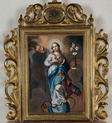 Zdjęcie nr 1: Feretron procesyjny tworzą dwa malowane na płótnie olejne obrazy w kształcie stojącego prostokąta, ujęte w profilowane i złocone ramy, ustawione na prostopadłościennym postumencie. Po bokach ram znajdują się ażurowe, złocone uszaki utworzone ze stylizowanych wici akantowych, a na górze zwieńczenie. Tworzy je złocony, dwustronny medalion z impostem, na którym umieszczono cebulastą sterczynę, flankowany ażurowym ornamentem w typie stylizowanej wici akantowej. Na końcach ramy znajdują się dwie cebulaste sterczyny, podobne do tej z impostu. W polu medalionu na awersie umieszczono monogram imienia Maria, a na rewersie chrystogram "IHS". Postument został zaopatrzony w parę otworów do włożenie drążków umożliwiających noszenie feretronu. Jego podstawę i zwieńczenie  dekorują profilowane i złocone listwy, natomiast boki cynobrowo-ochrowa marmoryzacja. Na awersie feretronu znajduje się całopostaciowe przedstawienie Niepokalanego Poczęcia Najświętszej Marii Panny. Madonna została ukazana frontalnie w kontrapoście, stojąc na globie na tle szaro-brązowych, złocistych obłoków. Jej głowa otoczona promienistym nimbem jest lekko pochylona w prawo. Niepokalana prawą ręką przyciska do piersi końcówki jasnoochrowej chusty osuwającej się z jej głowy na ramiona i odsłaniającej długie brązowe włosy. Natomiast w odsuniętej od siebie lewej ręce trzyma kwiat lilii. Owalną twarz o jasnej karnacji i rumianych policzkach charakteryzują wysokie czoło, wydatny nos i usta oraz brązowe oczy ze spojrzeniem skierowanym przed siebie. Madonna ubrana jest w sięgającą stóp baldoniebieską suknię przewiązaną w talii oraz w rozwiany, niebieski płaszcz podbity purpurą, osuwający się z lewego ramienia i częściowo okrywający nogi postaci. Prawą stopą obutą w sandał Madonna depcze głowę węża z ognistym językiem, który horyzontalnie oplata niebieski glob. Natomiast pod lewą stopą widoczny jest złoty półksiężyc z rogami zwróconymi w dół. Z prawej strony Niepokalanej na wysokości jej głowy widać unoszącą się na obłoku parę uskrzydlonych główek anielskich o pucułowatych i rumianych policzkach. Na rewersie feretronu umieszczono obraz "Św. Anna Samotrzeć". W centrum kompozycji na drewnianej ławie zaopatrzonej w nożycowe nogi zasiadają Maria i św. Anna, pomiędzy którymi stoi mały Jezus. Obie niewiasty zostały ukazane w całych postaciach w ujęciu trzech czwartych z twarzami zwróconymi do siebie. Maria obiema rękami podtrzymuje małego Jezusa, w czym pomaga jej św. Anna. Głowa Matki Bożej została ukazana w profilu. Otacza ją jaśniejący nimb. Madonna ma brązowe oczy, lekko zadarty nos, wydatne usta, rumiane policzki oraz długą szyję. Spod jasnobrązowej chustki widoczne są ciemnobrązowe włosy opadające na ramiona i odsłaniające prawe ucho. Madonna ubrana jest w bladoróżową suknię przewiązaną w pasie i opadający z ramion niebieski, mocno udrapowany płaszcz. Święta Anna ma owalną twarz o ostrych rysach, kanciastym nosie i wydatnych wargach. Nie ma zaznaczonego nimbu. Ubrana jest w jasnoochrowy maforion, spod którego widać rąbek białej chustki na głowie oraz fragmenty brązowej sukni spodniej. Stojący pomiędzy obiema kobietami Jezus przedstawiony został frontalnie w lekkim kontrapoście z rozłożonymi rękami i głową nieznacznie przechyloną w lewo ujętą w trzech czwartych. W prawej ręce trzyma kwietną gałązkę. Jego owalną twarz z rumianymi policzkami, o drobnym nosie, wąskich ustach i brązowych oczach otaczają krótkie jasne włosy. Wokół jego głowy widać promienisty nimb. Jezus ubrany jest w baldoczerwoną, luźną tunikę odsłaniającą bose stopy. Postacie na obrazie zostały ukazane na ciemnobrązowym tle. Ponad ich głowami widoczna jest upięta ciemnozielona kotara. 