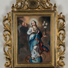 Zdjęcie nr 1: Feretron procesyjny tworzą dwa malowane na płótnie olejne obrazy w kształcie stojącego prostokąta, ujęte w profilowane i złocone ramy, ustawione na prostopadłościennym postumencie. Po bokach ram znajdują się ażurowe, złocone uszaki utworzone ze stylizowanych wici akantowych, a na górze zwieńczenie. Tworzy je złocony, dwustronny medalion z impostem, na którym umieszczono cebulastą sterczynę, flankowany ażurowym ornamentem w typie stylizowanej wici akantowej. Na końcach ramy znajdują się dwie cebulaste sterczyny, podobne do tej z impostu. W polu medalionu na awersie umieszczono monogram imienia Maria, a na rewersie chrystogram "IHS". Postument został zaopatrzony w parę otworów do włożenie drążków umożliwiających noszenie feretronu. Jego podstawę i zwieńczenie  dekorują profilowane i złocone listwy, natomiast boki cynobrowo-ochrowa marmoryzacja. Na awersie feretronu znajduje się całopostaciowe przedstawienie Niepokalanego Poczęcia Najświętszej Marii Panny. Madonna została ukazana frontalnie w kontrapoście, stojąc na globie na tle szaro-brązowych, złocistych obłoków. Jej głowa otoczona promienistym nimbem jest lekko pochylona w prawo. Niepokalana prawą ręką przyciska do piersi końcówki jasnoochrowej chusty osuwającej się z jej głowy na ramiona i odsłaniającej długie brązowe włosy. Natomiast w odsuniętej od siebie lewej ręce trzyma kwiat lilii. Owalną twarz o jasnej karnacji i rumianych policzkach charakteryzują wysokie czoło, wydatny nos i usta oraz brązowe oczy ze spojrzeniem skierowanym przed siebie. Madonna ubrana jest w sięgającą stóp baldoniebieską suknię przewiązaną w talii oraz w rozwiany, niebieski płaszcz podbity purpurą, osuwający się z lewego ramienia i częściowo okrywający nogi postaci. Prawą stopą obutą w sandał Madonna depcze głowę węża z ognistym językiem, który horyzontalnie oplata niebieski glob. Natomiast pod lewą stopą widoczny jest złoty półksiężyc z rogami zwróconymi w dół. Z prawej strony Niepokalanej na wysokości jej głowy widać unoszącą się na obłoku parę uskrzydlonych główek anielskich o pucułowatych i rumianych policzkach. Na rewersie feretronu umieszczono obraz "Św. Anna Samotrzeć". W centrum kompozycji na drewnianej ławie zaopatrzonej w nożycowe nogi zasiadają Maria i św. Anna, pomiędzy którymi stoi mały Jezus. Obie niewiasty zostały ukazane w całych postaciach w ujęciu trzech czwartych z twarzami zwróconymi do siebie. Maria obiema rękami podtrzymuje małego Jezusa, w czym pomaga jej św. Anna. Głowa Matki Bożej została ukazana w profilu. Otacza ją jaśniejący nimb. Madonna ma brązowe oczy, lekko zadarty nos, wydatne usta, rumiane policzki oraz długą szyję. Spod jasnobrązowej chustki widoczne są ciemnobrązowe włosy opadające na ramiona i odsłaniające prawe ucho. Madonna ubrana jest w bladoróżową suknię przewiązaną w pasie i opadający z ramion niebieski, mocno udrapowany płaszcz. Święta Anna ma owalną twarz o ostrych rysach, kanciastym nosie i wydatnych wargach. Nie ma zaznaczonego nimbu. Ubrana jest w jasnoochrowy maforion, spod którego widać rąbek białej chustki na głowie oraz fragmenty brązowej sukni spodniej. Stojący pomiędzy obiema kobietami Jezus przedstawiony został frontalnie w lekkim kontrapoście z rozłożonymi rękami i głową nieznacznie przechyloną w lewo ujętą w trzech czwartych. W prawej ręce trzyma kwietną gałązkę. Jego owalną twarz z rumianymi policzkami, o drobnym nosie, wąskich ustach i brązowych oczach otaczają krótkie jasne włosy. Wokół jego głowy widać promienisty nimb. Jezus ubrany jest w baldoczerwoną, luźną tunikę odsłaniającą bose stopy. Postacie na obrazie zostały ukazane na ciemnobrązowym tle. Ponad ich głowami widoczna jest upięta ciemnozielona kotara. 