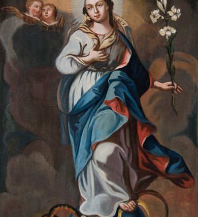 Zdjęcie nr 2: Feretron procesyjny tworzą dwa malowane na płótnie olejne obrazy w kształcie stojącego prostokąta, ujęte w profilowane i złocone ramy, ustawione na prostopadłościennym postumencie. Po bokach ram znajdują się ażurowe, złocone uszaki utworzone ze stylizowanych wici akantowych, a na górze zwieńczenie. Tworzy je złocony, dwustronny medalion z impostem, na którym umieszczono cebulastą sterczynę, flankowany ażurowym ornamentem w typie stylizowanej wici akantowej. Na końcach ramy znajdują się dwie cebulaste sterczyny, podobne do tej z impostu. W polu medalionu na awersie umieszczono monogram imienia Maria, a na rewersie chrystogram "IHS". Postument został zaopatrzony w parę otworów do włożenie drążków umożliwiających noszenie feretronu. Jego podstawę i zwieńczenie  dekorują profilowane i złocone listwy, natomiast boki cynobrowo-ochrowa marmoryzacja. Na awersie feretronu znajduje się całopostaciowe przedstawienie Niepokalanego Poczęcia Najświętszej Marii Panny. Madonna została ukazana frontalnie w kontrapoście, stojąc na globie na tle szaro-brązowych, złocistych obłoków. Jej głowa otoczona promienistym nimbem jest lekko pochylona w prawo. Niepokalana prawą ręką przyciska do piersi końcówki jasnoochrowej chusty osuwającej się z jej głowy na ramiona i odsłaniającej długie brązowe włosy. Natomiast w odsuniętej od siebie lewej ręce trzyma kwiat lilii. Owalną twarz o jasnej karnacji i rumianych policzkach charakteryzują wysokie czoło, wydatny nos i usta oraz brązowe oczy ze spojrzeniem skierowanym przed siebie. Madonna ubrana jest w sięgającą stóp baldoniebieską suknię przewiązaną w talii oraz w rozwiany, niebieski płaszcz podbity purpurą, osuwający się z lewego ramienia i częściowo okrywający nogi postaci. Prawą stopą obutą w sandał Madonna depcze głowę węża z ognistym językiem, który horyzontalnie oplata niebieski glob. Natomiast pod lewą stopą widoczny jest złoty półksiężyc z rogami zwróconymi w dół. Z prawej strony Niepokalanej na wysokości jej głowy widać unoszącą się na obłoku parę uskrzydlonych główek anielskich o pucułowatych i rumianych policzkach. Na rewersie feretronu umieszczono obraz "Św. Anna Samotrzeć". W centrum kompozycji na drewnianej ławie zaopatrzonej w nożycowe nogi zasiadają Maria i św. Anna, pomiędzy którymi stoi mały Jezus. Obie niewiasty zostały ukazane w całych postaciach w ujęciu trzech czwartych z twarzami zwróconymi do siebie. Maria obiema rękami podtrzymuje małego Jezusa, w czym pomaga jej św. Anna. Głowa Matki Bożej została ukazana w profilu. Otacza ją jaśniejący nimb. Madonna ma brązowe oczy, lekko zadarty nos, wydatne usta, rumiane policzki oraz długą szyję. Spod jasnobrązowej chustki widoczne są ciemnobrązowe włosy opadające na ramiona i odsłaniające prawe ucho. Madonna ubrana jest w bladoróżową suknię przewiązaną w pasie i opadający z ramion niebieski, mocno udrapowany płaszcz. Święta Anna ma owalną twarz o ostrych rysach, kanciastym nosie i wydatnych wargach. Nie ma zaznaczonego nimbu. Ubrana jest w jasnoochrowy maforion, spod którego widać rąbek białej chustki na głowie oraz fragmenty brązowej sukni spodniej. Stojący pomiędzy obiema kobietami Jezus przedstawiony został frontalnie w lekkim kontrapoście z rozłożonymi rękami i głową nieznacznie przechyloną w lewo ujętą w trzech czwartych. W prawej ręce trzyma kwietną gałązkę. Jego owalną twarz z rumianymi policzkami, o drobnym nosie, wąskich ustach i brązowych oczach otaczają krótkie jasne włosy. Wokół jego głowy widać promienisty nimb. Jezus ubrany jest w baldoczerwoną, luźną tunikę odsłaniającą bose stopy. Postacie na obrazie zostały ukazane na ciemnobrązowym tle. Ponad ich głowami widoczna jest upięta ciemnozielona kotara. 