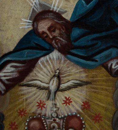 Zdjęcie nr 3: Obraz ma kształt prostokąta zbliżonego do kwadratu. Ujęty jest w złoconą i srebrzoną profilowaną ramę z charakterystyczną koronką biegnącą przy jej wewnętrznej krawędzi. W centrum przedstawienia ukazano stojącą nad podwyższeniu Matkę Boską trzymającą na lewej ręce małego Jezusa, a w prawej zapaloną świecę. Pociągła twarz Madonny charakteryzuje się wyrazistymi oczami, prostym nosem i pełnymi ustami. Matka Boska ubrana jest we wzorzystą, plisowaną karminową suknię, dekorowaną u spodu i pod szyją złotym obszyciem. Suknia spięta jest w talii. Na głowie Marii widoczny jest błękitny maforion okrywający jej ramiona i opadający do ziemi. Spod niego widać jej brązowe włosy. Z kolei na nim, spod zamkniętej złotej korony, uwidacznia się koronkowa chusta. Głowę Marii otacza dwanaście czerwonych gwiazd. Trzymane Dzieciątko szczelnie jest owinięte w biało-niebieskie powijaki. Owalną twarz o wyrazistych oczach i ustach otaczają krótkie brązowe włosy. Wokół głowy widoczny jest promienisty nimb. Trzymana przez Marię świeca gromniczna w górnej części dekorowana jest bukiecikiem kwiatów. Z dwóch stron dwustopniowego podwyższenia, na którym stoi Madonna, wyobrażono dwie wazy o fantazyjnie dekorowanych czaszach, wypełnione biało-czwerwonymi różami oraz chabrami. Nad Matką Boską w górnej części obrazu ukazano wyłaniającego się z niebios w półpostaci Boga Ojca, który z rozpostartych ramion zdaje się wypuszczać gołębicę Ducha Świętego. Twarz Boga Ojca okala siwiejąca broda oraz włosy. Ubrany jest w niebieski płaszcz narzucony na białą tunikę, z której widoczne są tylko rękawy. Jego głowę otaczają potrójne promienie oraz trójkąt. Duch Święty unoszący się ponad Madonną został przedstawiony w promienistej glorii. Po obu stronach Boga Ojca widoczne są dwie pary uskrzydlonych głów anielskich namalowanych na obłokach. Z kolei poniżej po obu stronach Matki Boskiej z Dzieciątkiem unoszą się całopostaciowo przedstawieni dwaj aniołowie. Anioł z prawej strony trzyma wiklinowy koszyk z parą synogarlic. Okryty jest tylko przerzuconą przez ramiona i biodra czerwoną tkaniną. Z kolei anioł po przeciwnej stronie trzyma dymiącą kadzielnicę. Co jest charakterystyczne, anioł ten nie ma skrzydeł.      