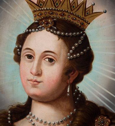 Zdjęcie nr 5: Obraz ze św. Barbarą ma kształt pionowego prostokąta zbliżonego do kwadratu. Ujmuje go drewniana rama dekorowana ornamentem roślinnym w narożach oraz geometrycznym na środku każdej z listew. Święta została przedstawiona w dwóch trzecich w ujęciu trzy czwarte w prawo na jasnobrązowym tle. Męczenniczka w charakterystycznie obróconej prawej ręce trzyma uniesiony na wysokości piersi złoty kielich z jaśniejącą hostią, zdobioną chrystogramem „IHS”. Z kolei w lewej ręce, nieznacznie wyprostowanej, ma miecz ze złotą rękojeścią. Barbara ma nieznacznie uniesioną głowę z pociągłą, owalną twarzą o jasnej karnacji z rumianymi policzkami. Charakteryzuje ją wysokie czoło, łagodna delta nosowa z prostym nosem, brązowe oczy i wąskie usta. Głowę otaczają falujące, brązowe włosy, opadające lokami na ramiona i odsłaniające fragment lewego ucha. We włosy wpleciony został sznur pereł wychodzący od owalnego, złotego, kameryzowanego klejnotu widocznego nad czołem poniżej korony. Złota korona posiada kameryzowaną obręcz oraz dziewięć ostro zakończonych sterczyn zwieńczonych perłą. Na szyi świętej znajduje się podwójny sznur pereł. Podłużna perła oprawiana w złoto widoczna jest także w jej uchu. Głowę otacza świetlisto-promienisty nimb. Święta Barbara ubrana jest w błękitną, mocno taliowaną suknię z dekoltem, odsłaniającą koronkowe, białe rękawy spodniej koszuli. Suknię dekoruje delikatny, złoty ornament roślinny. Męczenniczka ma na ramionach narzucony purpurowy płaszcz podbity zielenią, lamowany złotą taśmą. Wokół jej szyi widoczna jest jasnobrązowa chusta narzucona na płaszcz, spięta na piersiach i lewym ramieniu złotymi, owalnymi klejnotami. Klejnot na piersi dodatkowo zdobiony jest wiszącymi trzema podłużnymi perłami. Za św. Barbarą z lewej strony widoczna jest jasnobrązowa, dwupoziomowa, cylindryczna wieża z wyraźnie zaznaczonym wątkiem muru oraz fryzem koronującym, nakryta czerwonym dachem. Budowla posiada dwa nierównomiernie rozmieszczone owalne okna z kratą.  