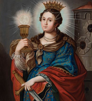 Zdjęcie nr 2: Obraz ze św. Barbarą ma kształt pionowego prostokąta zbliżonego do kwadratu. Ujmuje go drewniana rama dekorowana ornamentem roślinnym w narożach oraz geometrycznym na środku każdej z listew. Święta została przedstawiona w dwóch trzecich w ujęciu trzy czwarte w prawo na jasnobrązowym tle. Męczenniczka w charakterystycznie obróconej prawej ręce trzyma uniesiony na wysokości piersi złoty kielich z jaśniejącą hostią, zdobioną chrystogramem „IHS”. Z kolei w lewej ręce, nieznacznie wyprostowanej, ma miecz ze złotą rękojeścią. Barbara ma nieznacznie uniesioną głowę z pociągłą, owalną twarzą o jasnej karnacji z rumianymi policzkami. Charakteryzuje ją wysokie czoło, łagodna delta nosowa z prostym nosem, brązowe oczy i wąskie usta. Głowę otaczają falujące, brązowe włosy, opadające lokami na ramiona i odsłaniające fragment lewego ucha. We włosy wpleciony został sznur pereł wychodzący od owalnego, złotego, kameryzowanego klejnotu widocznego nad czołem poniżej korony. Złota korona posiada kameryzowaną obręcz oraz dziewięć ostro zakończonych sterczyn zwieńczonych perłą. Na szyi świętej znajduje się podwójny sznur pereł. Podłużna perła oprawiana w złoto widoczna jest także w jej uchu. Głowę otacza świetlisto-promienisty nimb. Święta Barbara ubrana jest w błękitną, mocno taliowaną suknię z dekoltem, odsłaniającą koronkowe, białe rękawy spodniej koszuli. Suknię dekoruje delikatny, złoty ornament roślinny. Męczenniczka ma na ramionach narzucony purpurowy płaszcz podbity zielenią, lamowany złotą taśmą. Wokół jej szyi widoczna jest jasnobrązowa chusta narzucona na płaszcz, spięta na piersiach i lewym ramieniu złotymi, owalnymi klejnotami. Klejnot na piersi dodatkowo zdobiony jest wiszącymi trzema podłużnymi perłami. Za św. Barbarą z lewej strony widoczna jest jasnobrązowa, dwupoziomowa, cylindryczna wieża z wyraźnie zaznaczonym wątkiem muru oraz fryzem koronującym, nakryta czerwonym dachem. Budowla posiada dwa nierównomiernie rozmieszczone owalne okna z kratą.  