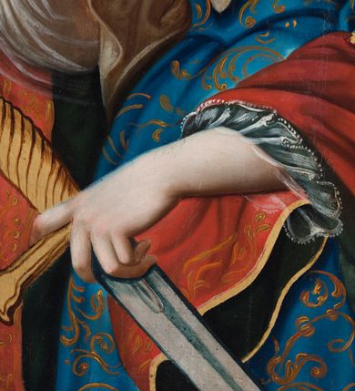 Zdjęcie nr 3: Obraz ze św. Barbarą ma kształt pionowego prostokąta zbliżonego do kwadratu. Ujmuje go drewniana rama dekorowana ornamentem roślinnym w narożach oraz geometrycznym na środku każdej z listew. Święta została przedstawiona w dwóch trzecich w ujęciu trzy czwarte w prawo na jasnobrązowym tle. Męczenniczka w charakterystycznie obróconej prawej ręce trzyma uniesiony na wysokości piersi złoty kielich z jaśniejącą hostią, zdobioną chrystogramem „IHS”. Z kolei w lewej ręce, nieznacznie wyprostowanej, ma miecz ze złotą rękojeścią. Barbara ma nieznacznie uniesioną głowę z pociągłą, owalną twarzą o jasnej karnacji z rumianymi policzkami. Charakteryzuje ją wysokie czoło, łagodna delta nosowa z prostym nosem, brązowe oczy i wąskie usta. Głowę otaczają falujące, brązowe włosy, opadające lokami na ramiona i odsłaniające fragment lewego ucha. We włosy wpleciony został sznur pereł wychodzący od owalnego, złotego, kameryzowanego klejnotu widocznego nad czołem poniżej korony. Złota korona posiada kameryzowaną obręcz oraz dziewięć ostro zakończonych sterczyn zwieńczonych perłą. Na szyi świętej znajduje się podwójny sznur pereł. Podłużna perła oprawiana w złoto widoczna jest także w jej uchu. Głowę otacza świetlisto-promienisty nimb. Święta Barbara ubrana jest w błękitną, mocno taliowaną suknię z dekoltem, odsłaniającą koronkowe, białe rękawy spodniej koszuli. Suknię dekoruje delikatny, złoty ornament roślinny. Męczenniczka ma na ramionach narzucony purpurowy płaszcz podbity zielenią, lamowany złotą taśmą. Wokół jej szyi widoczna jest jasnobrązowa chusta narzucona na płaszcz, spięta na piersiach i lewym ramieniu złotymi, owalnymi klejnotami. Klejnot na piersi dodatkowo zdobiony jest wiszącymi trzema podłużnymi perłami. Za św. Barbarą z lewej strony widoczna jest jasnobrązowa, dwupoziomowa, cylindryczna wieża z wyraźnie zaznaczonym wątkiem muru oraz fryzem koronującym, nakryta czerwonym dachem. Budowla posiada dwa nierównomiernie rozmieszczone owalne okna z kratą.  