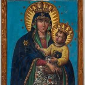 Zdjęcie nr 1: Obraz Matki Boskiej Szkaplerznej uzyskał kształt stojącego prostokąta. Wizerunek przedstawia na niebieskim tle w półpostaci Matkę Boską zwróconej delikatnie wszech czwartych w lewo, trzymającą na lewym ramieniu Dzieciątko Jezus. Maryja małego Jezusa podtrzymuje obiema, skrzyżowanymi rękami. Równocześnie Madonna prawą dłonią podtrzymuje pokrytą kwiecistym wzorem białą chustę, a w lewej trzyma szkaplerz zawieszony na dwóch, niebieskich tasiemkach. Jej rumiana twarz jest pociągła o delikatnych, łagodnych rysach, z prostym nosem, łagodną deltą nosową i pełnych ustach, o jasnej karnacji modelowanej miękkim światłocieniem. Na głowie ma ciemnogranatowy maforion podbity zielenią, lamowany złotą taśmą z imitacją kameryzacji. Maforion opadając na ramiona odsłania spodnią czerwoną  suknię. Zdobi go widoczna na prawym ramieniu złota gwiazda. Maryja ma na głowie wysoką, złotą zamkniętą, zwieńczoną globem z krzyżykiem. Korona jest dekorowaną malowaną kameryzacją. Trzymane przez Madonnę Dzieciątko jest zwrócone w trzech czwartych w prawo. Mały Jezus lewą ręka podtrzymuje przy boku księgę Ewangelii z czarną okładką zdobioną złotymi okuciami. Natomiast nieznacznie usztywnioną i wyciągniętą przed siebie prawą rękę unosi w geście błogosławieństwa. Jezus ma okrągłą twarz o jasnej karnacji, pełnych ustach i rumianych policzkach, okoloną jasnobrązowymi, krótkimi włosami. Ubrany jest w żółtą tunikę od pasa w dół przykrytą białą tkaniną pokrytą wielokolorowym wzorem kwiatowym. Na głowie ma wysoką, zamknietą, złotą koronę zwieńczoną krzyżykiem, dekorowaną malowaną kameryzacją. Głowy obu postaci otaczają ochrowe nimby z wpisanymi w nie zębate, złote promienie.