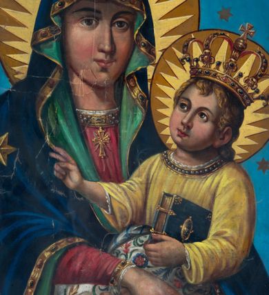 Zdjęcie nr 2: Obraz Matki Boskiej Szkaplerznej uzyskał kształt stojącego prostokąta. Wizerunek przedstawia na niebieskim tle w półpostaci Matkę Boską zwróconej delikatnie wszech czwartych w lewo, trzymającą na lewym ramieniu Dzieciątko Jezus. Maryja małego Jezusa podtrzymuje obiema, skrzyżowanymi rękami. Równocześnie Madonna prawą dłonią podtrzymuje pokrytą kwiecistym wzorem białą chustę, a w lewej trzyma szkaplerz zawieszony na dwóch, niebieskich tasiemkach. Jej rumiana twarz jest pociągła o delikatnych, łagodnych rysach, z prostym nosem, łagodną deltą nosową i pełnych ustach, o jasnej karnacji modelowanej miękkim światłocieniem. Na głowie ma ciemnogranatowy maforion podbity zielenią, lamowany złotą taśmą z imitacją kameryzacji. Maforion opadając na ramiona odsłania spodnią czerwoną  suknię. Zdobi go widoczna na prawym ramieniu złota gwiazda. Maryja ma na głowie wysoką, złotą zamkniętą, zwieńczoną globem z krzyżykiem. Korona jest dekorowaną malowaną kameryzacją. Trzymane przez Madonnę Dzieciątko jest zwrócone w trzech czwartych w prawo. Mały Jezus lewą ręka podtrzymuje przy boku księgę Ewangelii z czarną okładką zdobioną złotymi okuciami. Natomiast nieznacznie usztywnioną i wyciągniętą przed siebie prawą rękę unosi w geście błogosławieństwa. Jezus ma okrągłą twarz o jasnej karnacji, pełnych ustach i rumianych policzkach, okoloną jasnobrązowymi, krótkimi włosami. Ubrany jest w żółtą tunikę od pasa w dół przykrytą białą tkaniną pokrytą wielokolorowym wzorem kwiatowym. Na głowie ma wysoką, zamknietą, złotą koronę zwieńczoną krzyżykiem, dekorowaną malowaną kameryzacją. Głowy obu postaci otaczają ochrowe nimby z wpisanymi w nie zębate, złote promienie.