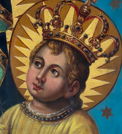 Zdjęcie nr 4: Obraz Matki Boskiej Szkaplerznej uzyskał kształt stojącego prostokąta. Wizerunek przedstawia na niebieskim tle w półpostaci Matkę Boską zwróconej delikatnie wszech czwartych w lewo, trzymającą na lewym ramieniu Dzieciątko Jezus. Maryja małego Jezusa podtrzymuje obiema, skrzyżowanymi rękami. Równocześnie Madonna prawą dłonią podtrzymuje pokrytą kwiecistym wzorem białą chustę, a w lewej trzyma szkaplerz zawieszony na dwóch, niebieskich tasiemkach. Jej rumiana twarz jest pociągła o delikatnych, łagodnych rysach, z prostym nosem, łagodną deltą nosową i pełnych ustach, o jasnej karnacji modelowanej miękkim światłocieniem. Na głowie ma ciemnogranatowy maforion podbity zielenią, lamowany złotą taśmą z imitacją kameryzacji. Maforion opadając na ramiona odsłania spodnią czerwoną  suknię. Zdobi go widoczna na prawym ramieniu złota gwiazda. Maryja ma na głowie wysoką, złotą zamkniętą, zwieńczoną globem z krzyżykiem. Korona jest dekorowaną malowaną kameryzacją. Trzymane przez Madonnę Dzieciątko jest zwrócone w trzech czwartych w prawo. Mały Jezus lewą ręka podtrzymuje przy boku księgę Ewangelii z czarną okładką zdobioną złotymi okuciami. Natomiast nieznacznie usztywnioną i wyciągniętą przed siebie prawą rękę unosi w geście błogosławieństwa. Jezus ma okrągłą twarz o jasnej karnacji, pełnych ustach i rumianych policzkach, okoloną jasnobrązowymi, krótkimi włosami. Ubrany jest w żółtą tunikę od pasa w dół przykrytą białą tkaniną pokrytą wielokolorowym wzorem kwiatowym. Na głowie ma wysoką, zamknietą, złotą koronę zwieńczoną krzyżykiem, dekorowaną malowaną kameryzacją. Głowy obu postaci otaczają ochrowe nimby z wpisanymi w nie zębate, złote promienie.