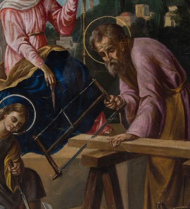 Zdjęcie nr 2: Obraz przedstawiający Świętą Rodzinę przy pracy uzyskał kształt stojącego prostokąta. Ujmuje go prosta, lakierowana, modrzewiowa rama. W centrum przedstawienia ukazano Marię, małego Jezusa i św. Józefa przy pracy. Na pierwszym planie w lewym rogu obrazu wyobrażono przyklękającego małego Jezusa, który młotkiem uderza w dłuto, wykonując otwór w leżącej na ziemi belce. Jezus został ukazany w trzech czwartych w lewo. W uniesionej na wysokości głowy prawej ręce trzyma młotek, zaś lewą przytrzymuje długie dłuto z drewnianym trzonkiem. Ma owalną twarz okoloną złocistobrązowymi włosami. Charakteryzuje ją wysokie czoło, lekko zadarty nos, wyraziste usta oraz półprzymknięte oczy. Ubrany jest w długą, jasnoochrową tunikę z rękawami odsłaniającą lewą stopę oraz stolarski fartuch zapinany z tyłu na biodrach na pasek. Obok Jezusa z prawej strony kompozycji stoi pochylony św. Józef, który ręczną piłą trzymaną w prawej ręce obcina koniec belki. Jest to starszy mężczyzna z siwiejącymi brązowymi włosami z zakolami oraz taką samą brodą. Ma zmęczoną twarz z wysokim czołem, haczykowatym nosem oraz wąskimi ustami. Ukazany został w całej postaci w trzech czwartych w prawo. Trzymana przez niego lewą ręką belka wspiera się na drewnianym koziołku stojącym przed nim. Święty Józef jest jest ubrany w bladofioletową tunikę z rękawami oraz stolarski fartuch w kolorze ochry zapinany z tyłu na pasek. Za Jezusem i Józefem na stopniach kolumnowego portyku siedzi Matka Boska, która przędzie. Ukazana została w trzech czwartych w lewo. W opuszczonej prawej ręce trzyma wrzeciono, a lewą sięga na wysokości głowy do wełny zawieszonej na kądzieli. Maria ma pociągłą twarz o wyrazistym nosie i ustach oraz półprzymknięte oczy. Spod białej chusty, której koniec oplata szyję, opadając na prawe ramię, widać brązowe włosy z przedziałkiem na środku głowy. Madonna ubrana jest w bladoczerwoną suknię przewiązaną złotą taśmą w pasie oraz błękitny płaszcz podbity ciemną ochrą, okrywający jej kolana. Za nią widoczny jest fragment kolumny opleciony w górnej części zielonym bluszczem. W głębi rozpościera się śródziemnomorski krajobraz z motywem palmy, cyprysu oraz fragmentem zabudowy z płaskimi i kopulastymi dachami na tle gór i jasnobłękitnego nieba z kilkoma białymi obłokami. 