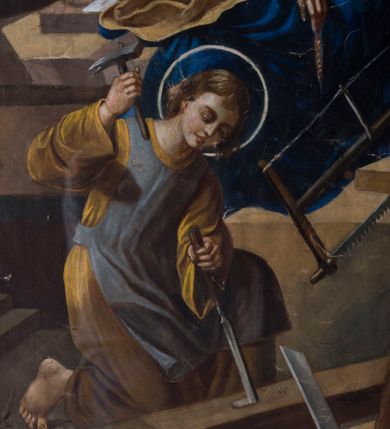 Zdjęcie nr 4: Obraz przedstawiający Świętą Rodzinę przy pracy uzyskał kształt stojącego prostokąta. Ujmuje go prosta, lakierowana, modrzewiowa rama. W centrum przedstawienia ukazano Marię, małego Jezusa i św. Józefa przy pracy. Na pierwszym planie w lewym rogu obrazu wyobrażono przyklękającego małego Jezusa, który młotkiem uderza w dłuto, wykonując otwór w leżącej na ziemi belce. Jezus został ukazany w trzech czwartych w lewo. W uniesionej na wysokości głowy prawej ręce trzyma młotek, zaś lewą przytrzymuje długie dłuto z drewnianym trzonkiem. Ma owalną twarz okoloną złocistobrązowymi włosami. Charakteryzuje ją wysokie czoło, lekko zadarty nos, wyraziste usta oraz półprzymknięte oczy. Ubrany jest w długą, jasnoochrową tunikę z rękawami odsłaniającą lewą stopę oraz stolarski fartuch zapinany z tyłu na biodrach na pasek. Obok Jezusa z prawej strony kompozycji stoi pochylony św. Józef, który ręczną piłą trzymaną w prawej ręce obcina koniec belki. Jest to starszy mężczyzna z siwiejącymi brązowymi włosami z zakolami oraz taką samą brodą. Ma zmęczoną twarz z wysokim czołem, haczykowatym nosem oraz wąskimi ustami. Ukazany został w całej postaci w trzech czwartych w prawo. Trzymana przez niego lewą ręką belka wspiera się na drewnianym koziołku stojącym przed nim. Święty Józef jest jest ubrany w bladofioletową tunikę z rękawami oraz stolarski fartuch w kolorze ochry zapinany z tyłu na pasek. Za Jezusem i Józefem na stopniach kolumnowego portyku siedzi Matka Boska, która przędzie. Ukazana została w trzech czwartych w lewo. W opuszczonej prawej ręce trzyma wrzeciono, a lewą sięga na wysokości głowy do wełny zawieszonej na kądzieli. Maria ma pociągłą twarz o wyrazistym nosie i ustach oraz półprzymknięte oczy. Spod białej chusty, której koniec oplata szyję, opadając na prawe ramię, widać brązowe włosy z przedziałkiem na środku głowy. Madonna ubrana jest w bladoczerwoną suknię przewiązaną złotą taśmą w pasie oraz błękitny płaszcz podbity ciemną ochrą, okrywający jej kolana. Za nią widoczny jest fragment kolumny opleciony w górnej części zielonym bluszczem. W głębi rozpościera się śródziemnomorski krajobraz z motywem palmy, cyprysu oraz fragmentem zabudowy z płaskimi i kopulastymi dachami na tle gór i jasnobłękitnego nieba z kilkoma białymi obłokami. 