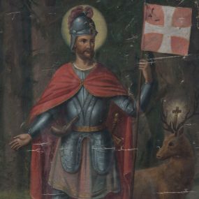 Zdjęcie nr 1: Obraz ujęty prostą, modrzewiową, lakierowaną ramą uzyskał kształt stojącego prostokąta. W centrum w całej postaci przedstawiono stojącego frontalnie na tle lasu św. Huberta. Głowę świętego ukazano w ujęciu trzy czwarte w lewo. W lewej ręce trzyma drewnianą lancę zakończoną stalowym grotem z czerwonym proporcem zdobionym białym krzyżem równoramiennym, prawą natomiast ma odsuniętą w bok. Święty Hubert ma pociągłą twarz o jasnej karnacji i rumianych policzkach, okoloną rudawobrązowym zarostem z charakterystycznie modelowanymi wąsami. Twarz charakteryzuje prosty nos, wydatne usta oraz brązowe oczy. Na głowie ma rzymski hełm z bladofioletowym pióropuszem. Ubrany jest w rycerską pełną zbroję płytową z fartuchem, spod którego widoczna jest bladoczerwona tunika lamowana u spodu złotą taśmą. U złocistego pasa wisi miecz oraz myśliwski róg. Na ramionach ma narzucony purpurowy płaszcz sięgający ziemi, spięty na piersi. Za świętym z jego lewej strony wyłania się rudobrązowy jeleń z głową ujętą w trzech czwartych w prawo. Pomiędzy jego porożami jaśnieje krucyfiks. Tło dla postaci stanowią widoczne pnie drzew iglastych, skaliste wzniesienie porosłe trawą oraz leśne runo. 