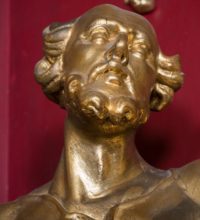 Zdjęcie nr 3: Rzeźba ścięta z tyłu i drążona, ustawiona na niskiej podstawie. Święty zwrócony frontalnie, z uniesioną głową skierowaną w lewo, w kontrapoście. Prawą ręką przytrzymuje na biodrze księgę, lewą unosi do góry w geście wskazującym dłoni, na której ma zawieszona dwa klucze. Twarz ma szczupłą, pociągłą, z wysokim czołem, oczy okrągłe, wyłupiaste, głęboko osadzone, nos garbaty, usta pełne i rozchylone. Twarz okolona krótką, gęstą brodą, włosy skręcone w pojedyncze pukle po bokach głowy, na jej czubku łysina. Święty ubrany jest w tunikę, ściśle przylegającą do ciała, marszczoną i łamaną, przepasaną w talii oraz płaszcz przerzucony przez prawe przedramię, wywinięty na lewym boku i podwieszony na prawym. Figura w całości złocona, klucze srebrzone.