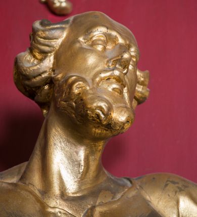 Zdjęcie nr 6: Rzeźba ścięta z tyłu i drążona, ustawiona na niskiej podstawie. Święty zwrócony frontalnie, z uniesioną głową skierowaną w lewo, w kontrapoście. Prawą ręką przytrzymuje na biodrze księgę, lewą unosi do góry w geście wskazującym dłoni, na której ma zawieszona dwa klucze. Twarz ma szczupłą, pociągłą, z wysokim czołem, oczy okrągłe, wyłupiaste, głęboko osadzone, nos garbaty, usta pełne i rozchylone. Twarz okolona krótką, gęstą brodą, włosy skręcone w pojedyncze pukle po bokach głowy, na jej czubku łysina. Święty ubrany jest w tunikę, ściśle przylegającą do ciała, marszczoną i łamaną, przepasaną w talii oraz płaszcz przerzucony przez prawe przedramię, wywinięty na lewym boku i podwieszony na prawym. Figura w całości złocona, klucze srebrzone.