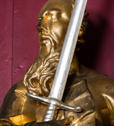 Zdjęcie nr 7: Rzeźba ścięta z tyłu i drążona, ustawiona na niskiej podstawie. 
Święty zwrócony w trzech czwartych w prawo, w kontrapoście. Lewą ręką przyciska do boku księgę, prawą kładzie na piersi i przytrzymuje miecz skierowany ostrzem w górę. Twarz ma pociągłą z wysokim czołem, o okrągłych, wyłupiastych oczach, garbatym nosie i pełnych, rozchylonych ustach; okoloną długą, rozdwajającą się brodą, opadającą na pierś oraz krótkimi, kręconymi włosami. Święty ubrany jest w tunikę ściśle przylegającą do ciała, przepasaną w talii, ostro łamaną oraz płaszcz wywinięty na prawym boku postaci, podwieszony nad lewym udem. Figura w całości złocona, miecz srebrzony. 