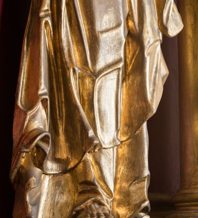 Zdjęcie nr 13: Rzeźba ścięta z tyłu i drążona, ustawiona na niskiej podstawie. 
Święty zwrócony w trzech czwartych w prawo, w kontrapoście. Lewą ręką przyciska do boku księgę, prawą kładzie na piersi i przytrzymuje miecz skierowany ostrzem w górę. Twarz ma pociągłą z wysokim czołem, o okrągłych, wyłupiastych oczach, garbatym nosie i pełnych, rozchylonych ustach; okoloną długą, rozdwajającą się brodą, opadającą na pierś oraz krótkimi, kręconymi włosami. Święty ubrany jest w tunikę ściśle przylegającą do ciała, przepasaną w talii, ostro łamaną oraz płaszcz wywinięty na prawym boku postaci, podwieszony nad lewym udem. Figura w całości złocona, miecz srebrzony. 