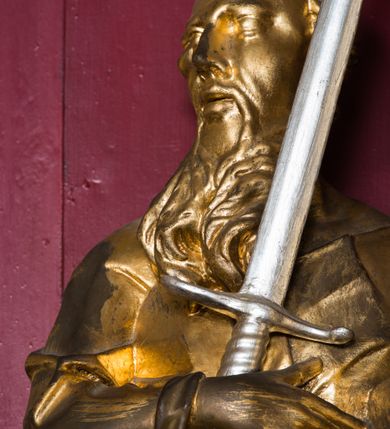 Zdjęcie nr 4: Rzeźba ścięta z tyłu i drążona, ustawiona na niskiej podstawie. 
Święty zwrócony w trzech czwartych w prawo, w kontrapoście. Lewą ręką przyciska do boku księgę, prawą kładzie na piersi i przytrzymuje miecz skierowany ostrzem w górę. Twarz ma pociągłą z wysokim czołem, o okrągłych, wyłupiastych oczach, garbatym nosie i pełnych, rozchylonych ustach; okoloną długą, rozdwajającą się brodą, opadającą na pierś oraz krótkimi, kręconymi włosami. Święty ubrany jest w tunikę ściśle przylegającą do ciała, przepasaną w talii, ostro łamaną oraz płaszcz wywinięty na prawym boku postaci, podwieszony nad lewym udem. Figura w całości złocona, miecz srebrzony. 