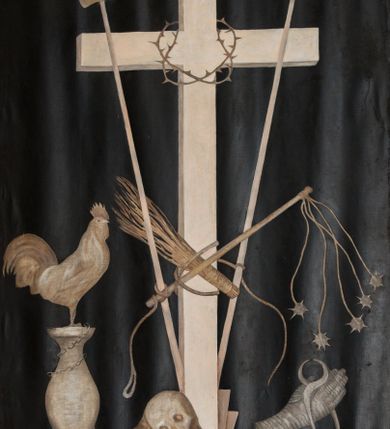 Zdjęcie nr 66: Nastawa architektoniczna, jednoosiowa, jednokondygnacyjna ze zwieńczeniem, na wysokim cokole z wyodrębnionymi konsolami. Ołtarz drewniany, sarkofagowy, na cokole, zwężający się ku dołowi z drewnianą mensą i kamiennym portatylem. Na mensie ustawione tabernakulum w formie prostopadłościennej skrzynki. Ścianka frontowa ujęta ornamentalnymi listewkami; drzwiczki w kształcie stojącego prostokąta w ornamentalnej ramie z płaskorzeźbionym przedstawieniem kielicha z hostią i winnym gronem. Nastawa ujęta parą zdwojonych pilastrów zwróconych pod kątem na zewnątrz, dekorowanych zwisami kwiatowymi, dźwigających silnie wysunięte imposty podtrzymywane przez konsole. Na tle pilastrów figury św. Antoniego Padewskiego i św. Franciszka ustawione na konsolach. W polu środkowym obraz św. Franciszka w formie stojącego prostokąta ujęty profilowaną ramą zdobioną rocaille'em. Powyżej wolutowe fragmenty rocaille'u, pod nim płycina. Zwieńczenie w formie trapezu ujętego spływami wolutowymi, dekorowanymi liśćmi palmowymi, ze ślimacznicami w kształcie meandru, spływającymi na belkowanie, na których stoją wazony. Całość zamknięta fragmentem wyłamanego trójbocznie gzymsu, zwieńczonego rokokowym szczytem z kwiatowymi gałązkami. W polu obraz św. Franciszki Rzymskiej w formie zbliżonej do zwieńczenia, ujęty ramą dekorowaną rocaille'em. Struktura polichromowana w kolorze głębokiej czerwieni, z czarnymi profilami oraz złoconymi ramami, profilami i ornamentyką.
