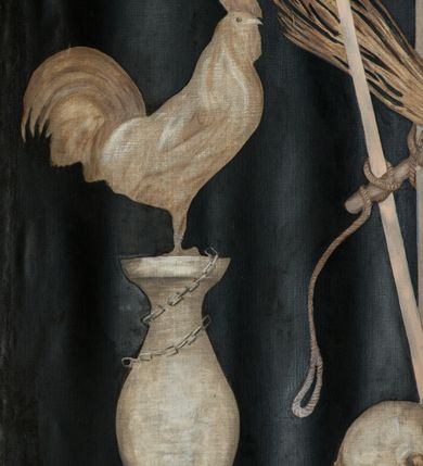 Zdjęcie nr 4: Nastawa architektoniczna, jednoosiowa, jednokondygnacyjna ze zwieńczeniem, na wysokim cokole z wyodrębnionymi konsolami. Ołtarz drewniany, sarkofagowy, na cokole, zwężający się ku dołowi z drewnianą mensą i kamiennym portatylem. Na mensie ustawione tabernakulum w formie prostopadłościennej skrzynki. Ścianka frontowa ujęta ornamentalnymi listewkami; drzwiczki w kształcie stojącego prostokąta w ornamentalnej ramie z płaskorzeźbionym przedstawieniem kielicha z hostią i winnym gronem. Nastawa ujęta parą zdwojonych pilastrów zwróconych pod kątem na zewnątrz, dekorowanych zwisami kwiatowymi, dźwigających silnie wysunięte imposty podtrzymywane przez konsole. Na tle pilastrów figury św. Antoniego Padewskiego i św. Franciszka ustawione na konsolach. W polu środkowym obraz św. Franciszka w formie stojącego prostokąta ujęty profilowaną ramą zdobioną rocaille'em. Powyżej wolutowe fragmenty rocaille'u, pod nim płycina. Zwieńczenie w formie trapezu ujętego spływami wolutowymi, dekorowanymi liśćmi palmowymi, ze ślimacznicami w kształcie meandru, spływającymi na belkowanie, na których stoją wazony. Całość zamknięta fragmentem wyłamanego trójbocznie gzymsu, zwieńczonego rokokowym szczytem z kwiatowymi gałązkami. W polu obraz św. Franciszki Rzymskiej w formie zbliżonej do zwieńczenia, ujęty ramą dekorowaną rocaille'em. Struktura polichromowana w kolorze głębokiej czerwieni, z czarnymi profilami oraz złoconymi ramami, profilami i ornamentyką.
