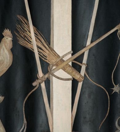 Zdjęcie nr 5: Nastawa architektoniczna, jednoosiowa, jednokondygnacyjna ze zwieńczeniem, na wysokim cokole z wyodrębnionymi konsolami. Ołtarz drewniany, sarkofagowy, na cokole, zwężający się ku dołowi z drewnianą mensą i kamiennym portatylem. Na mensie ustawione tabernakulum w formie prostopadłościennej skrzynki. Ścianka frontowa ujęta ornamentalnymi listewkami; drzwiczki w kształcie stojącego prostokąta w ornamentalnej ramie z płaskorzeźbionym przedstawieniem kielicha z hostią i winnym gronem. Nastawa ujęta parą zdwojonych pilastrów zwróconych pod kątem na zewnątrz, dekorowanych zwisami kwiatowymi, dźwigających silnie wysunięte imposty podtrzymywane przez konsole. Na tle pilastrów figury św. Antoniego Padewskiego i św. Franciszka ustawione na konsolach. W polu środkowym obraz św. Franciszka w formie stojącego prostokąta ujęty profilowaną ramą zdobioną rocaille'em. Powyżej wolutowe fragmenty rocaille'u, pod nim płycina. Zwieńczenie w formie trapezu ujętego spływami wolutowymi, dekorowanymi liśćmi palmowymi, ze ślimacznicami w kształcie meandru, spływającymi na belkowanie, na których stoją wazony. Całość zamknięta fragmentem wyłamanego trójbocznie gzymsu, zwieńczonego rokokowym szczytem z kwiatowymi gałązkami. W polu obraz św. Franciszki Rzymskiej w formie zbliżonej do zwieńczenia, ujęty ramą dekorowaną rocaille'em. Struktura polichromowana w kolorze głębokiej czerwieni, z czarnymi profilami oraz złoconymi ramami, profilami i ornamentyką.
