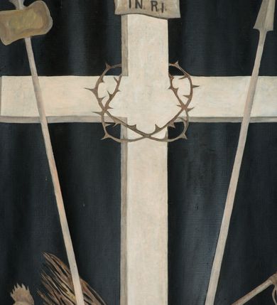 Zdjęcie nr 6: Nastawa architektoniczna, jednoosiowa, jednokondygnacyjna ze zwieńczeniem, na wysokim cokole z wyodrębnionymi konsolami. Ołtarz drewniany, sarkofagowy, na cokole, zwężający się ku dołowi z drewnianą mensą i kamiennym portatylem. Na mensie ustawione tabernakulum w formie prostopadłościennej skrzynki. Ścianka frontowa ujęta ornamentalnymi listewkami; drzwiczki w kształcie stojącego prostokąta w ornamentalnej ramie z płaskorzeźbionym przedstawieniem kielicha z hostią i winnym gronem. Nastawa ujęta parą zdwojonych pilastrów zwróconych pod kątem na zewnątrz, dekorowanych zwisami kwiatowymi, dźwigających silnie wysunięte imposty podtrzymywane przez konsole. Na tle pilastrów figury św. Antoniego Padewskiego i św. Franciszka ustawione na konsolach. W polu środkowym obraz św. Franciszka w formie stojącego prostokąta ujęty profilowaną ramą zdobioną rocaille'em. Powyżej wolutowe fragmenty rocaille'u, pod nim płycina. Zwieńczenie w formie trapezu ujętego spływami wolutowymi, dekorowanymi liśćmi palmowymi, ze ślimacznicami w kształcie meandru, spływającymi na belkowanie, na których stoją wazony. Całość zamknięta fragmentem wyłamanego trójbocznie gzymsu, zwieńczonego rokokowym szczytem z kwiatowymi gałązkami. W polu obraz św. Franciszki Rzymskiej w formie zbliżonej do zwieńczenia, ujęty ramą dekorowaną rocaille'em. Struktura polichromowana w kolorze głębokiej czerwieni, z czarnymi profilami oraz złoconymi ramami, profilami i ornamentyką.
