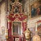 Zdjęcie nr 1: Nastawa architektoniczna, jednoosiowa, jednokondygnacyjna ze zwieńczeniem, na wysokim cokole z wyodrębnionymi konsolami. Ołtarz drewniany, sarkofagowy, na cokole, zwężający się ku dołowi z drewnianą mensą i kamiennym portatylem. Na mensie ustawione tabernakulum w formie prostopadłościennej skrzynki. Ścianka frontowa ujęta ornamentalnymi listewkami; drzwiczki w kształcie stojącego prostokąta w ornamentalnej ramie z płaskorzeźbionym przedstawieniem kielicha z hostią i winnym gronem. Nastawa ujęta parą zdwojonych pilastrów zwróconych pod kątem na zewnątrz, dekorowanych zwisami kwiatowymi, dźwigających silnie wysunięte imposty podtrzymywane przez konsole. Na tle pilastrów figury św. Antoniego Padewskiego i św. Franciszka ustawione na konsolach. W polu środkowym obraz św. Franciszka w formie stojącego prostokąta ujęty profilowaną ramą zdobioną rocaille'em. Powyżej wolutowe fragmenty rocaille'u, pod nim płycina. Zwieńczenie w formie trapezu ujętego spływami wolutowymi, dekorowanymi liśćmi palmowymi, ze ślimacznicami w kształcie meandru, spływającymi na belkowanie, na których stoją wazony. Całość zamknięta fragmentem wyłamanego trójbocznie gzymsu, zwieńczonego rokokowym szczytem z kwiatowymi gałązkami. W polu obraz św. Franciszki Rzymskiej w formie zbliżonej do zwieńczenia, ujęty ramą dekorowaną rocaille'em. Struktura polichromowana w kolorze głębokiej czerwieni, z czarnymi profilami oraz złoconymi ramami, profilami i ornamentyką.
